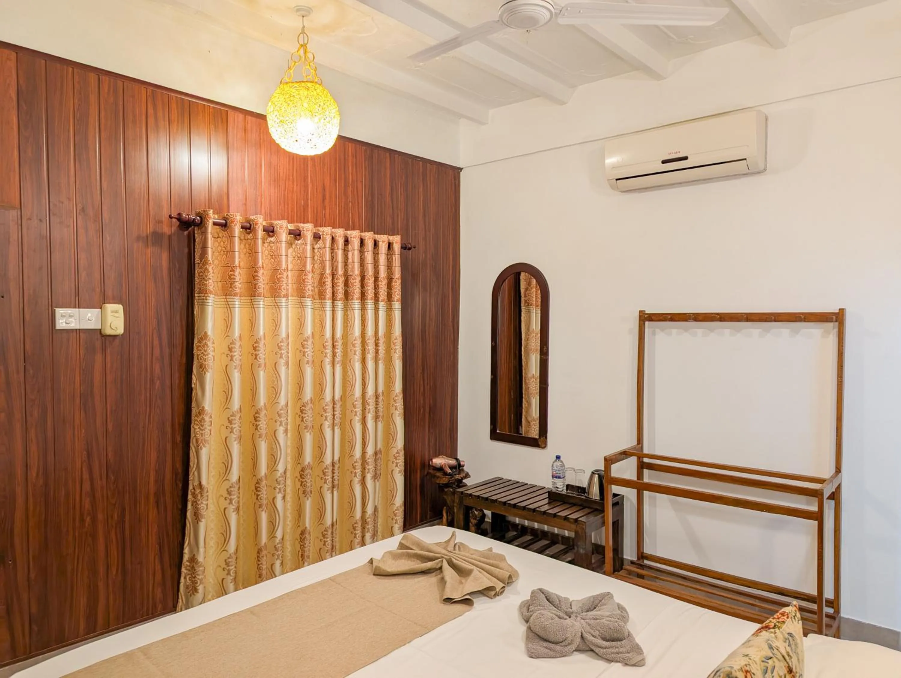 Bed in Sigiri Choona Lodge 'unique sunrise viewpoint'