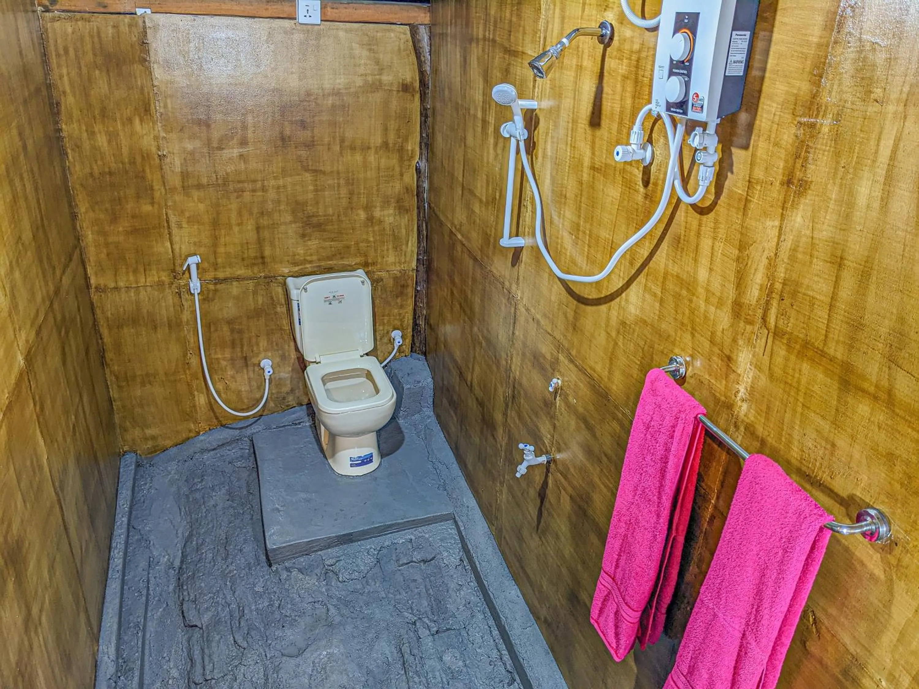 Shower in Sigiri Choona Lodge 'unique sunrise viewpoint'