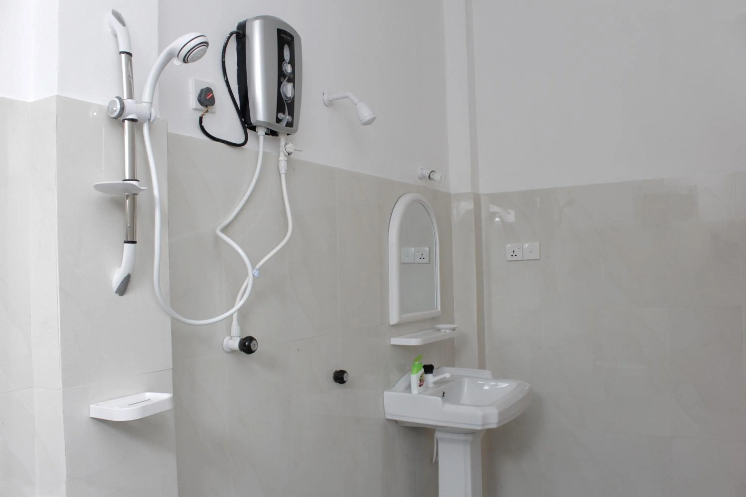 Shower in Sigiri Choona Lodge 'unique sunrise viewpoint'