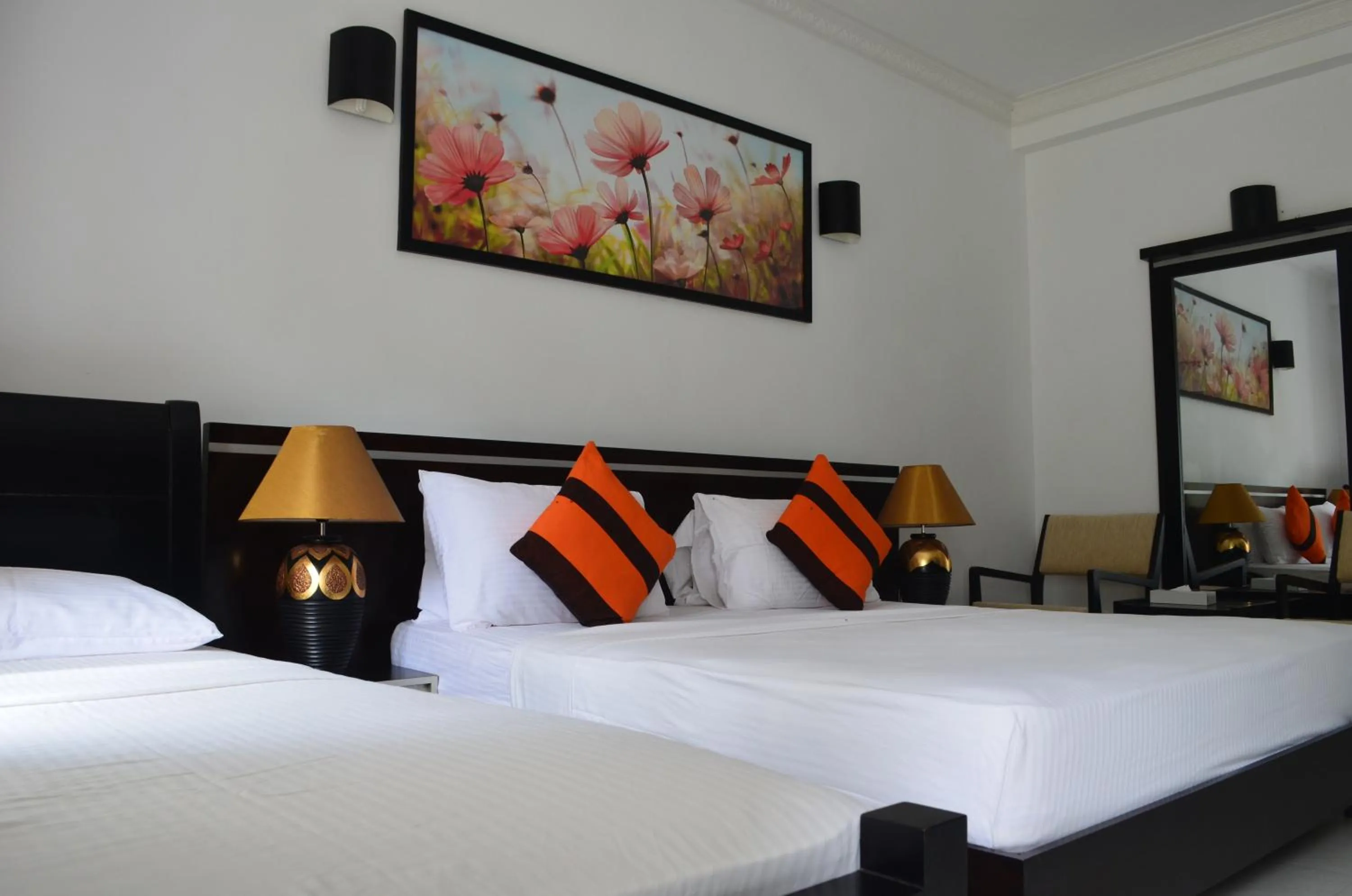 Bedroom, Bed in Oak Ray Elephant Lake