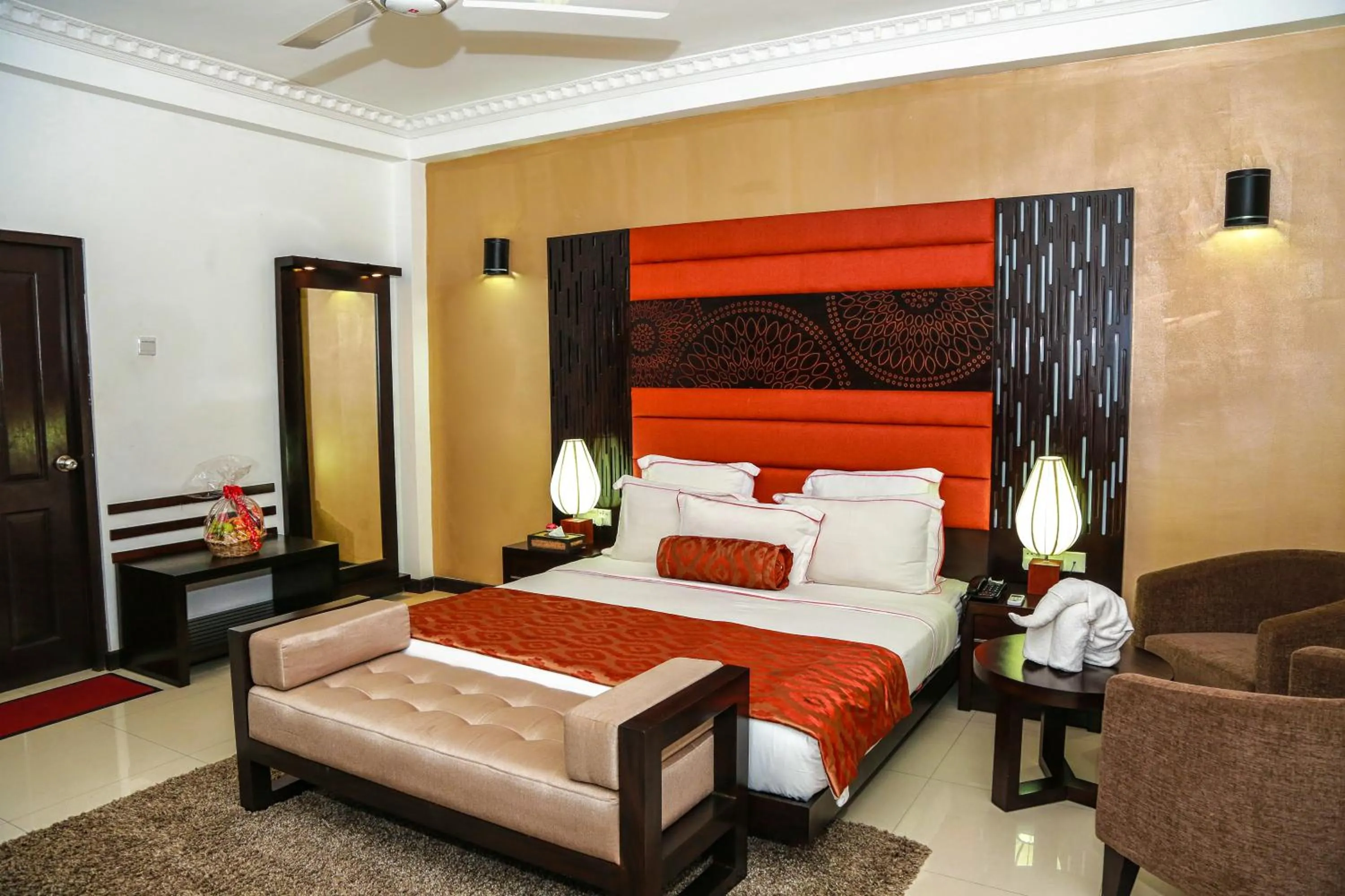 Bedroom, Bed in Oak Ray Elephant Lake