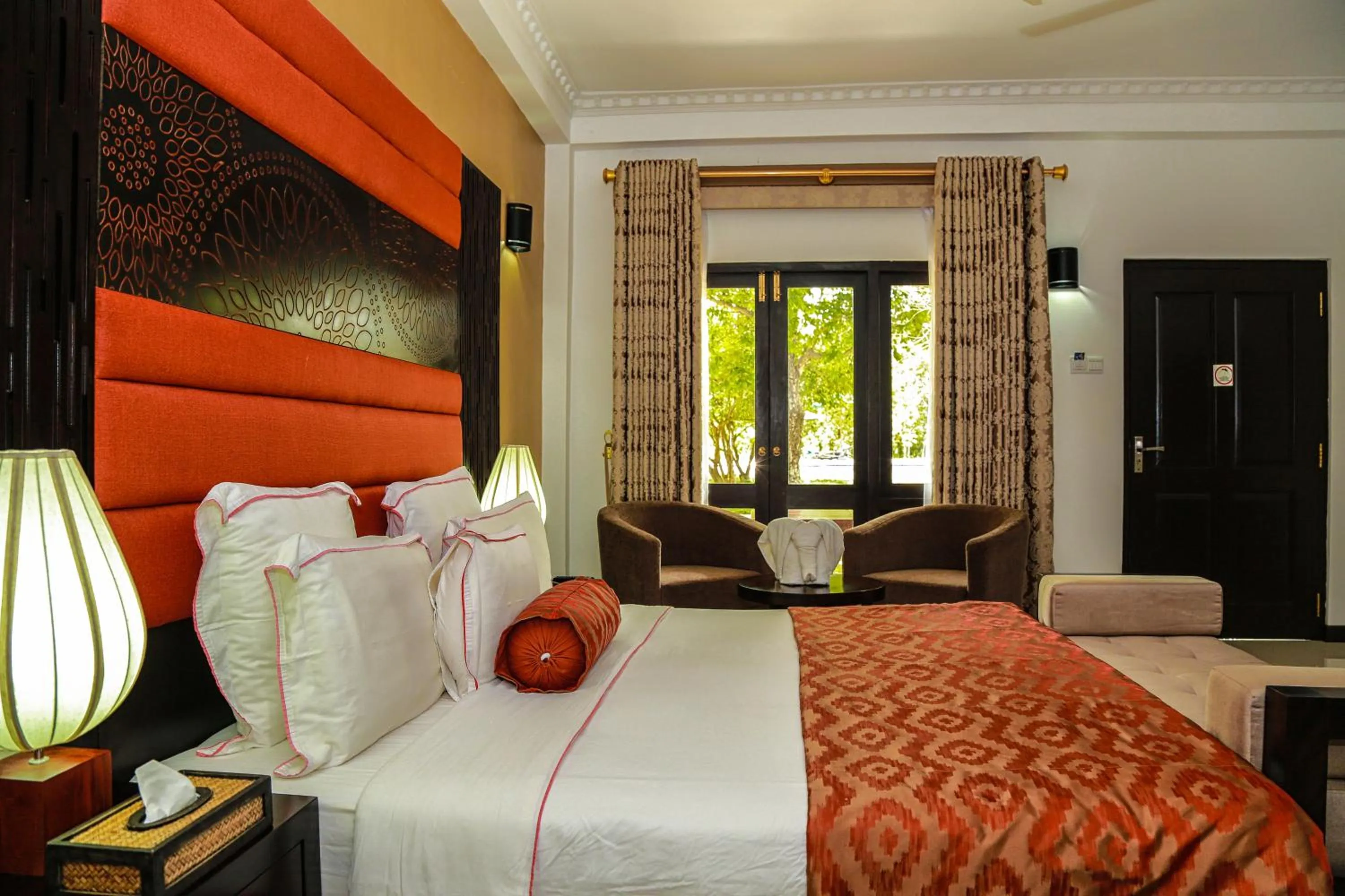 Bedroom, Bed in Oak Ray Elephant Lake