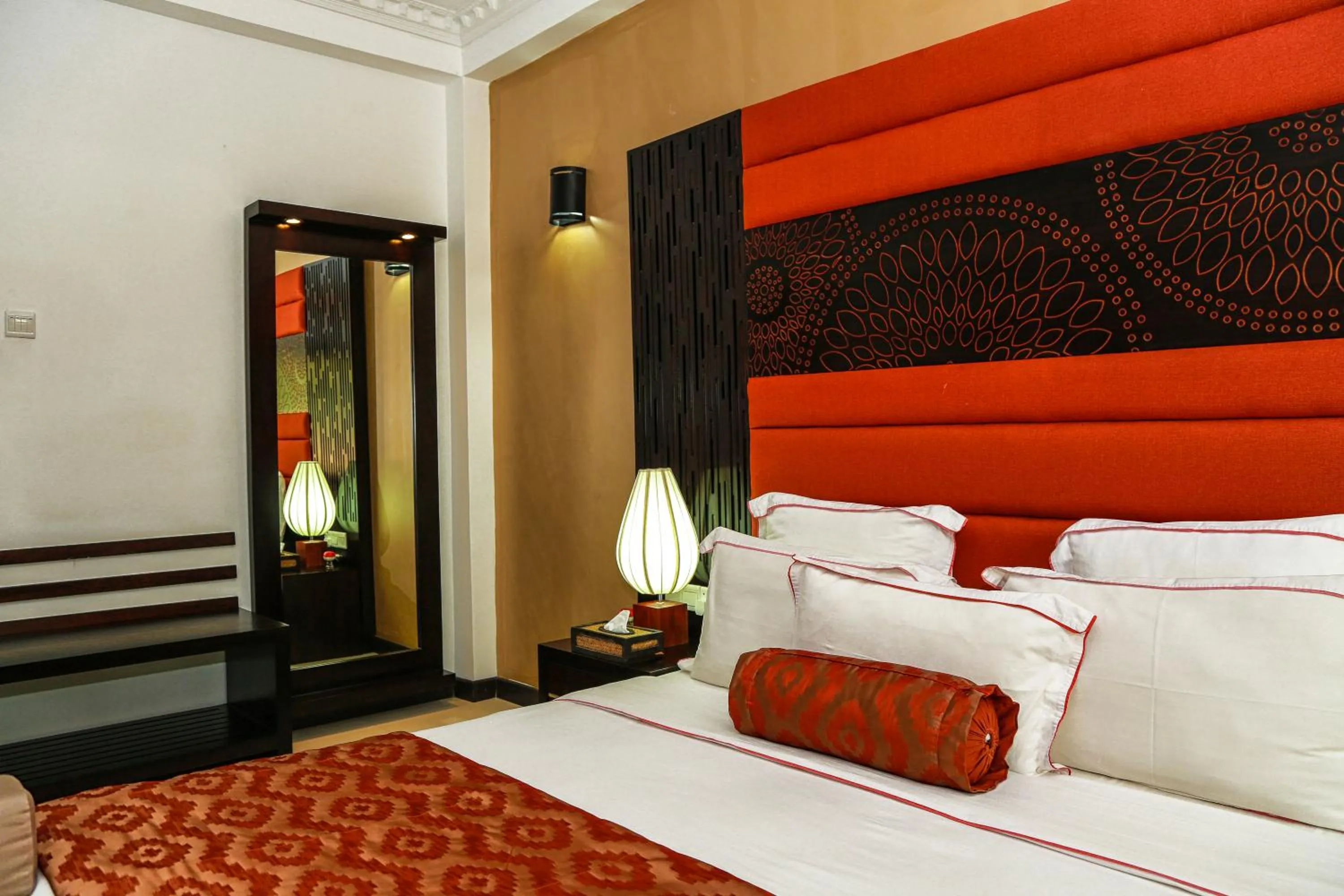 Bedroom, Bed in Oak Ray Elephant Lake