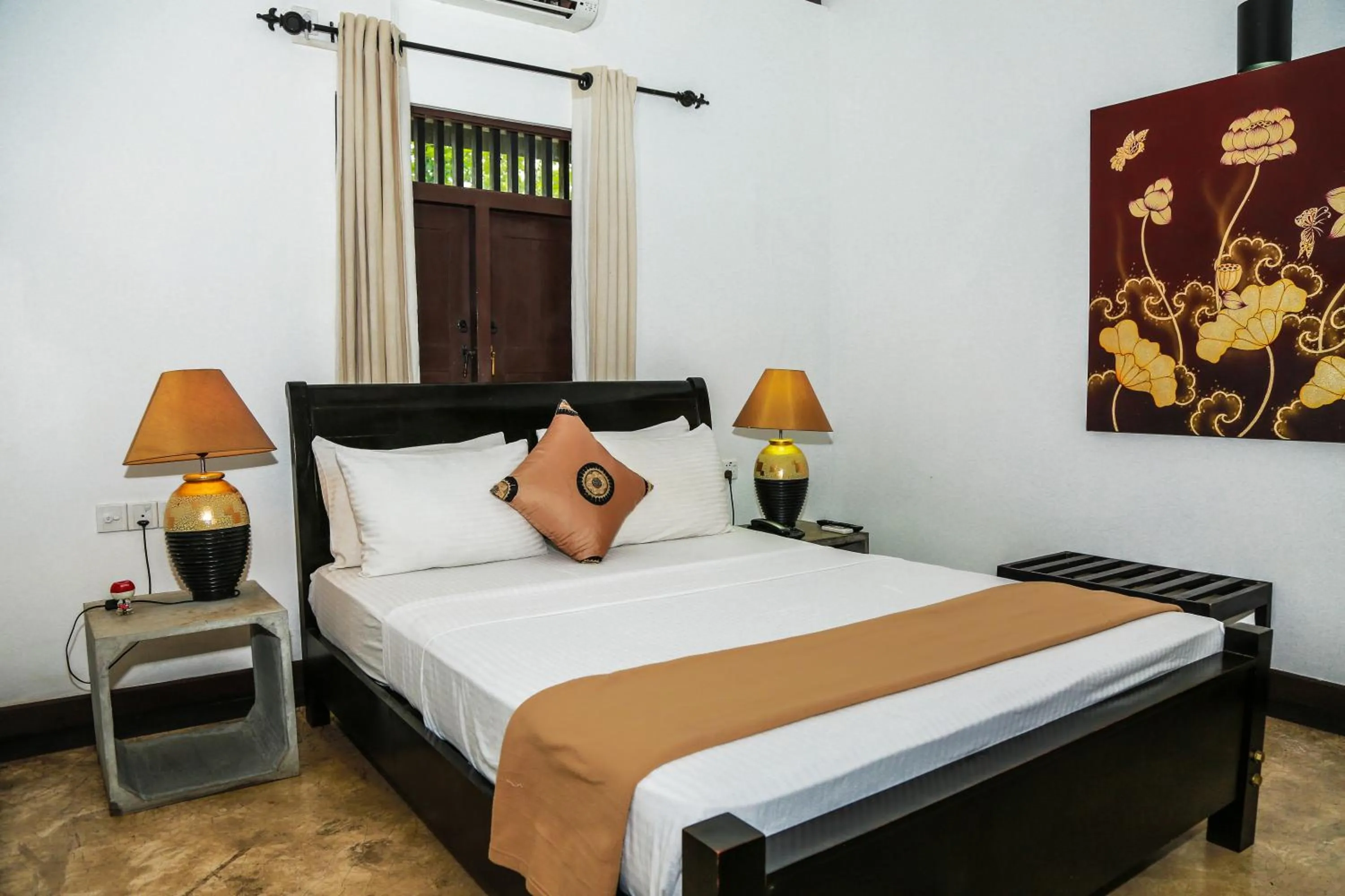 Bedroom, Bed in Oak Ray Elephant Lake