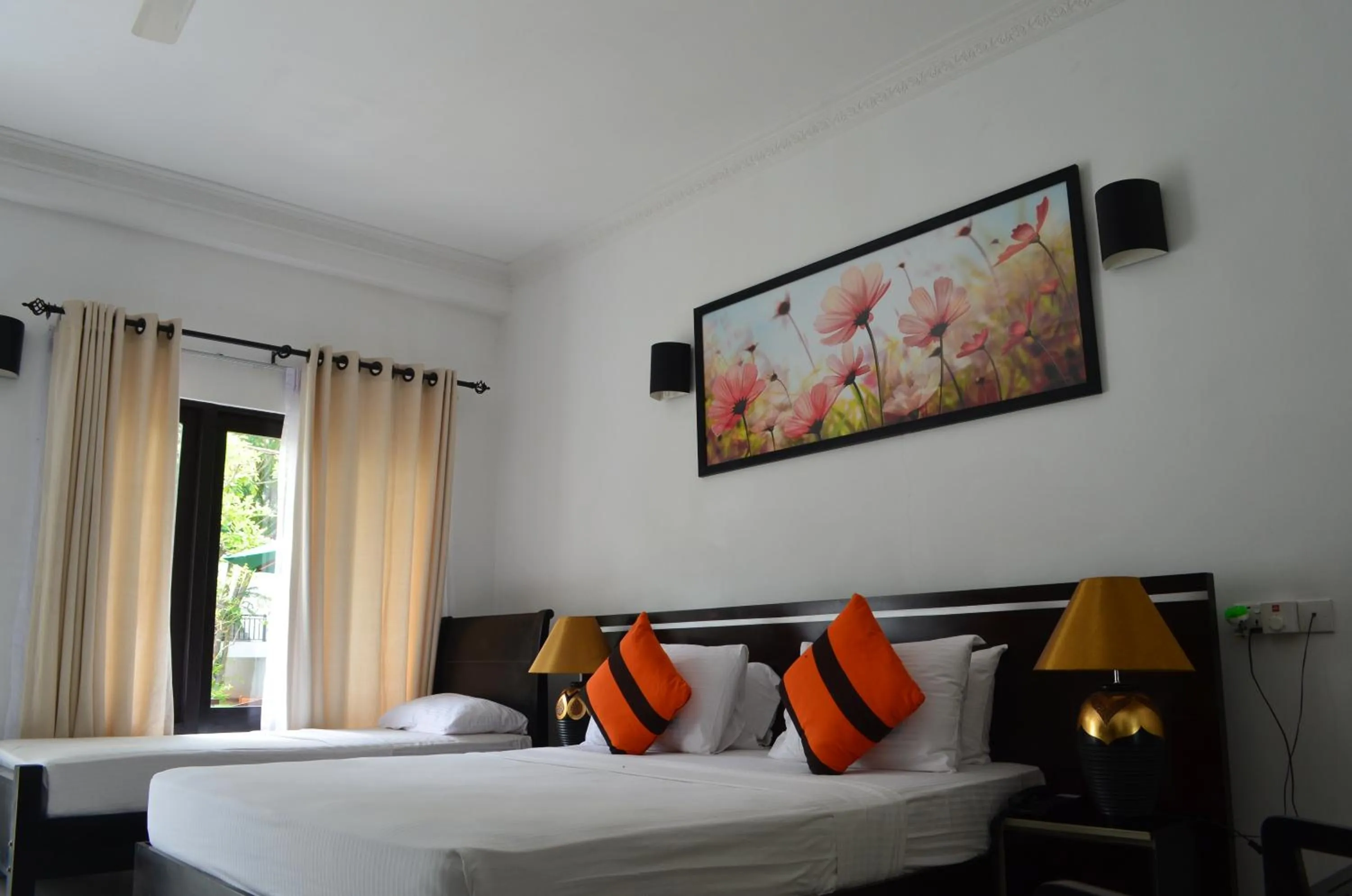 Bedroom, Bed in Oak Ray Elephant Lake