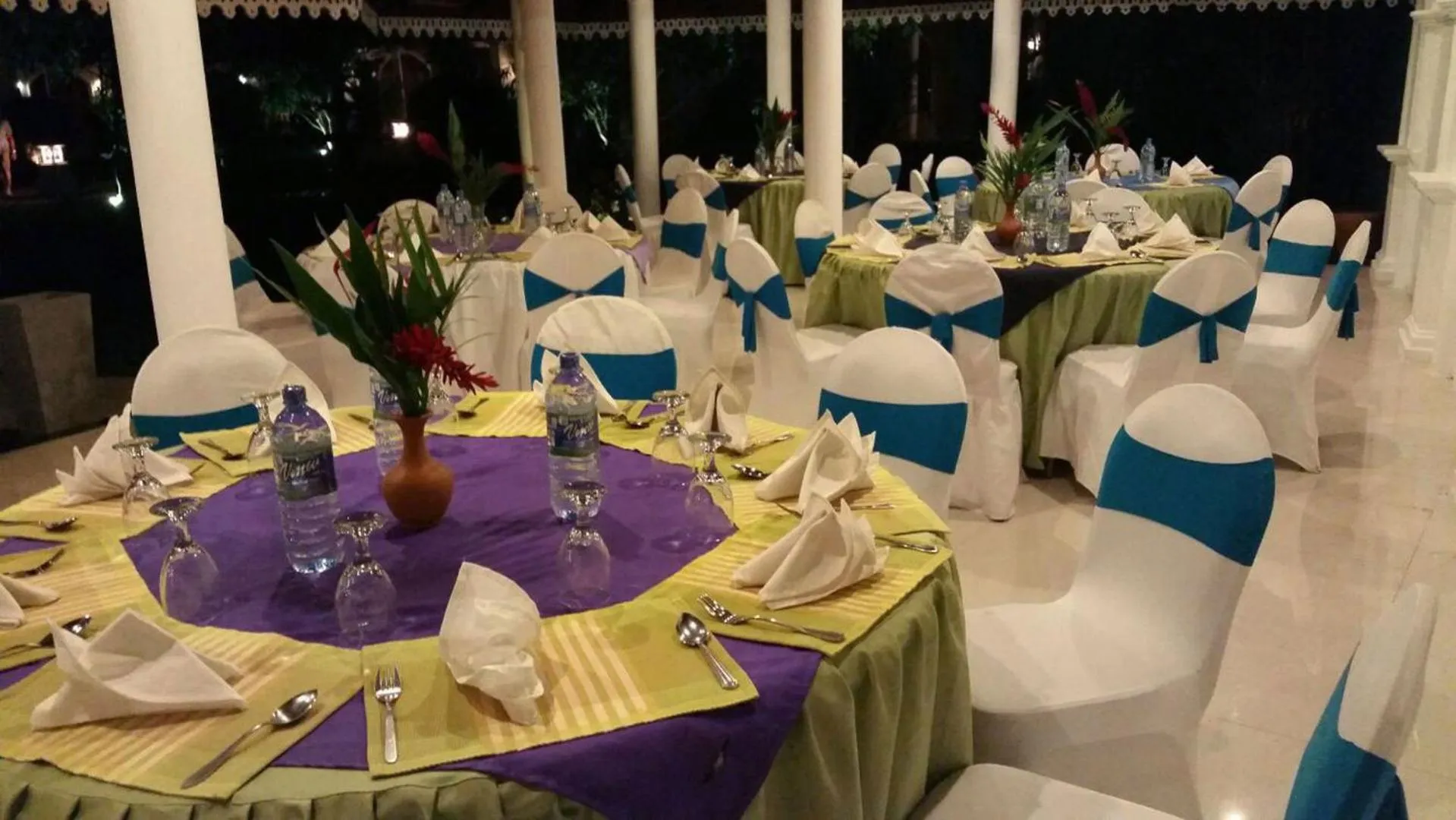 Food and drinks in Bougain Villa