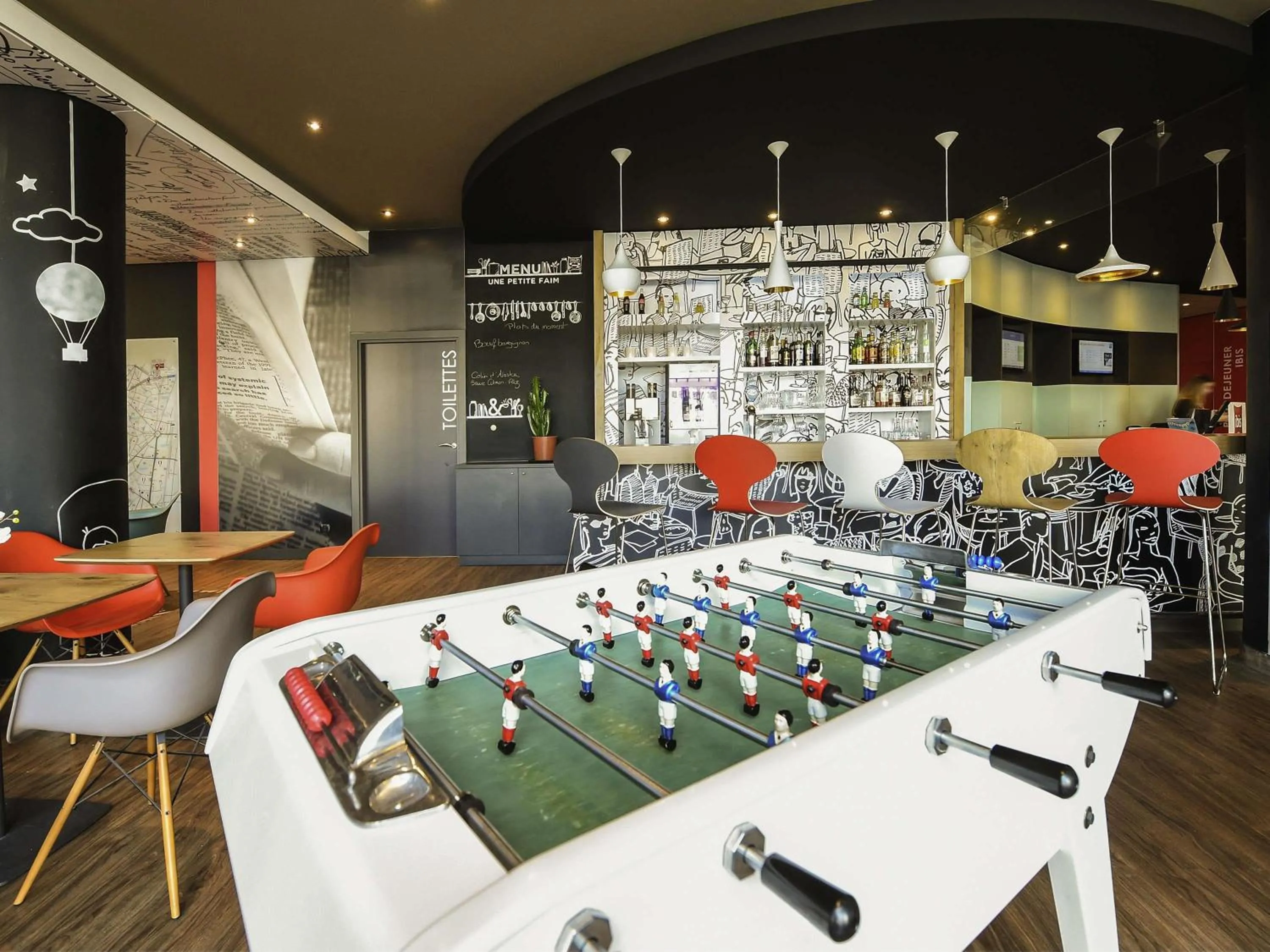 Lounge or bar in Hotel ibis Dijon Centre Clemenceau