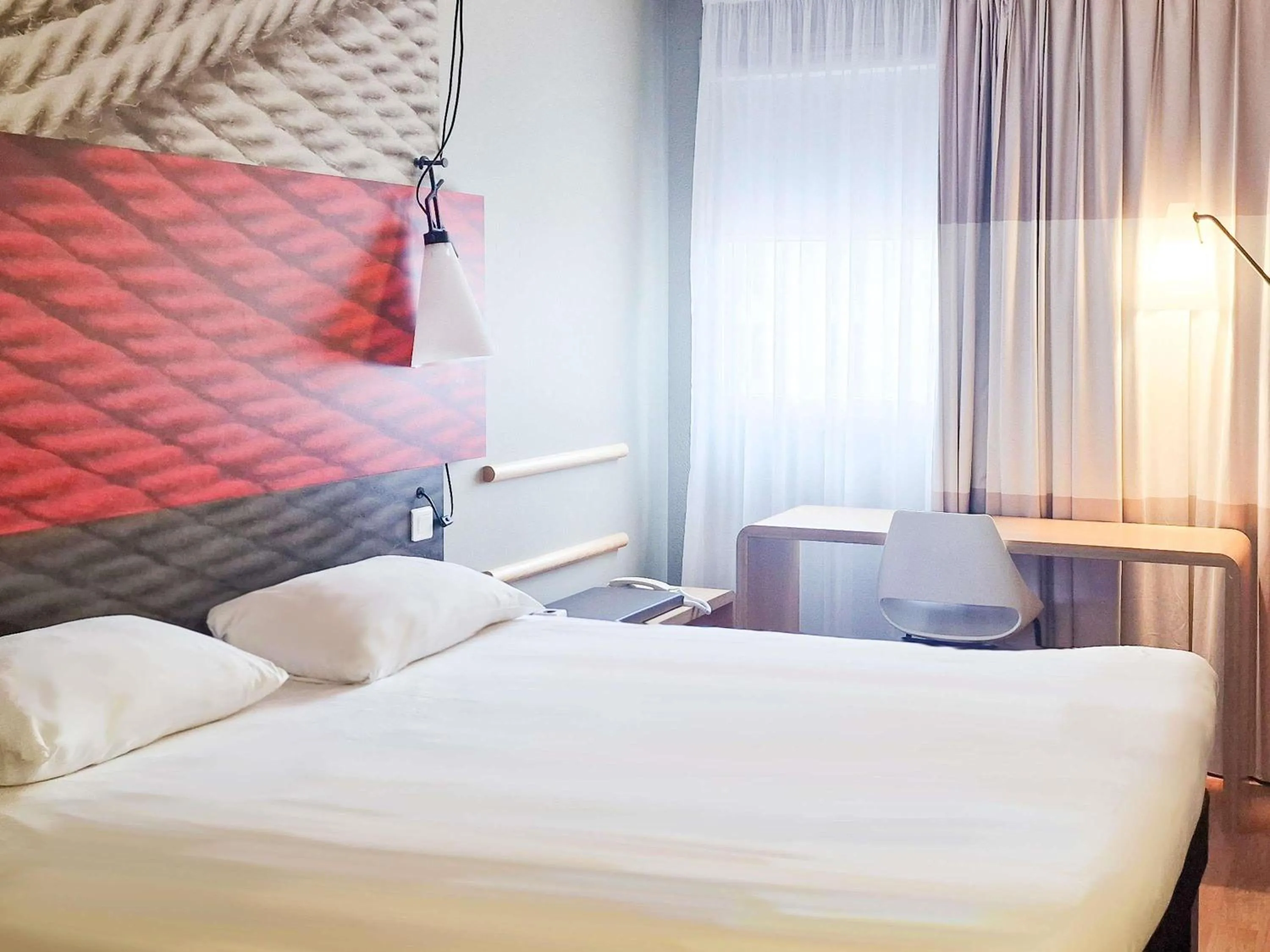 Bedroom, Bed in Hotel ibis Dijon Centre Clemenceau