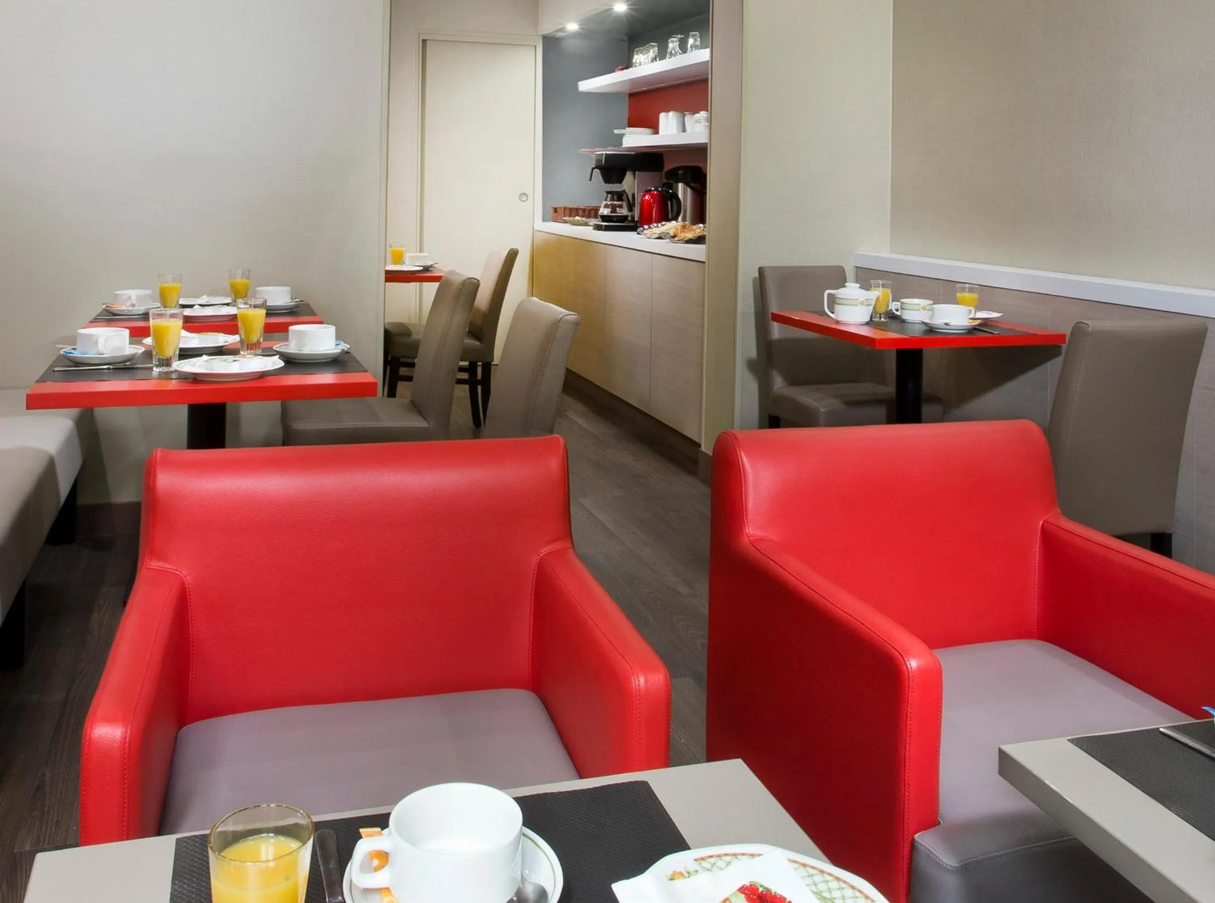 TV and multimedia in Hôtel des Pavillons