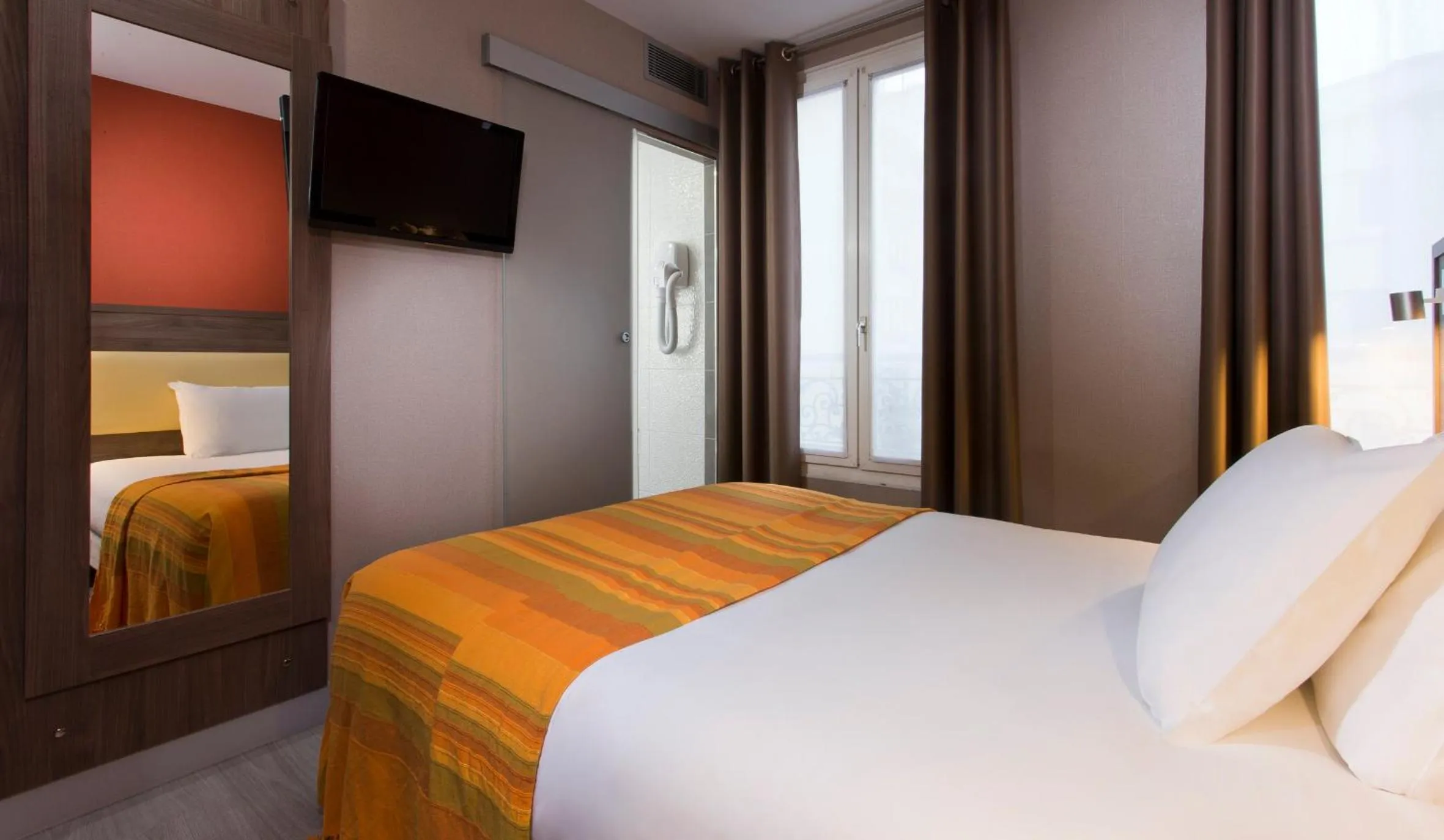 Bed in Hôtel des Pavillons