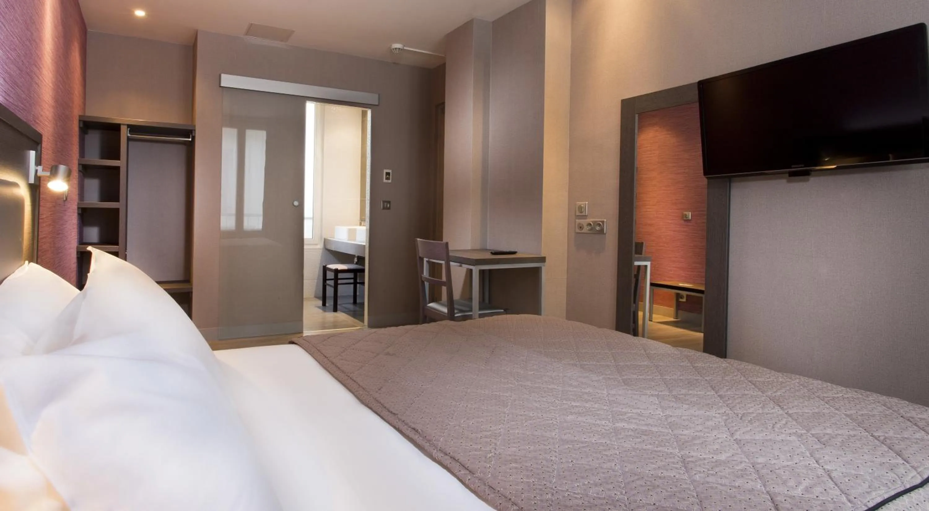 Bed in Hôtel des Pavillons