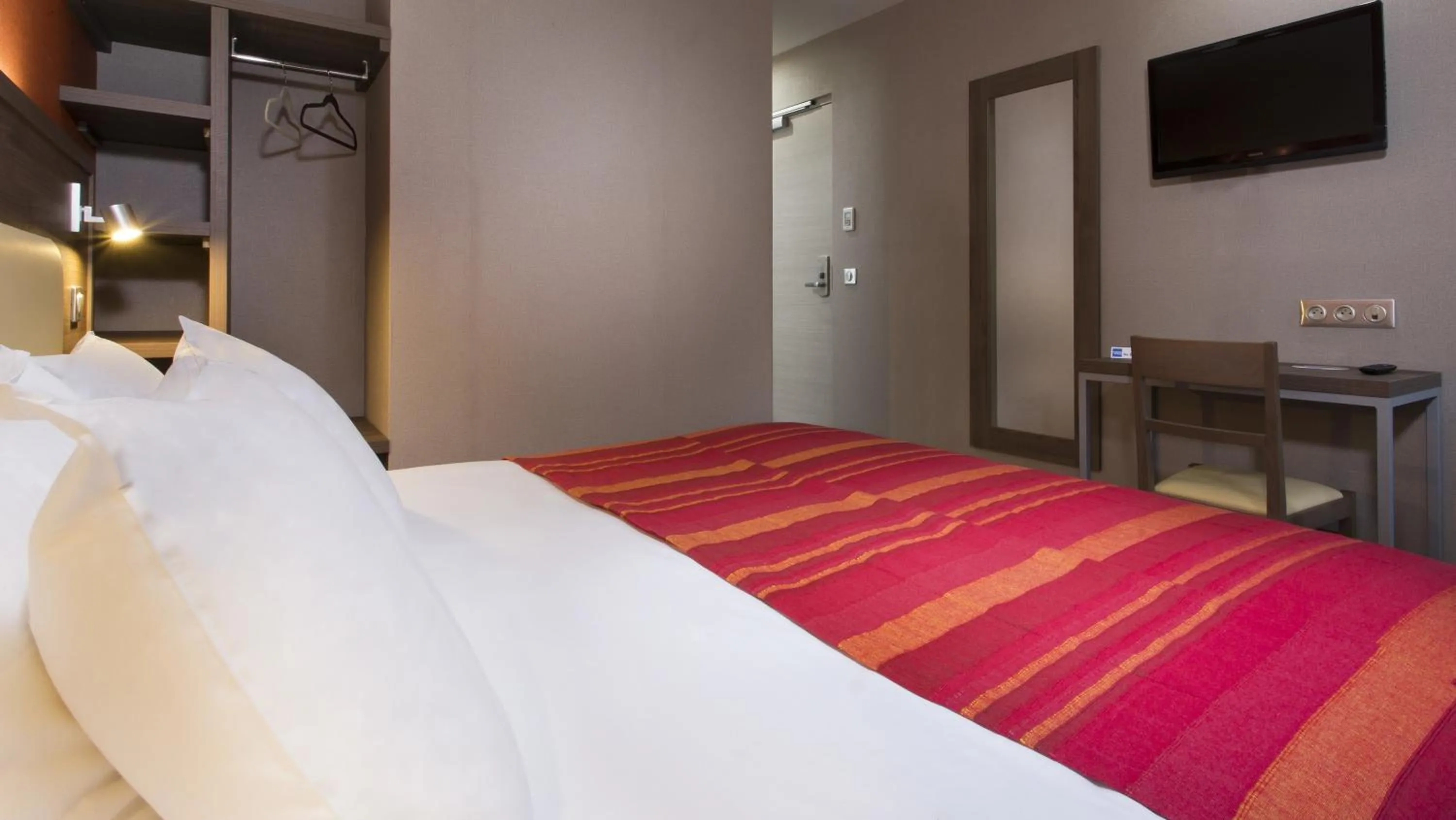 Bed in Hôtel des Pavillons