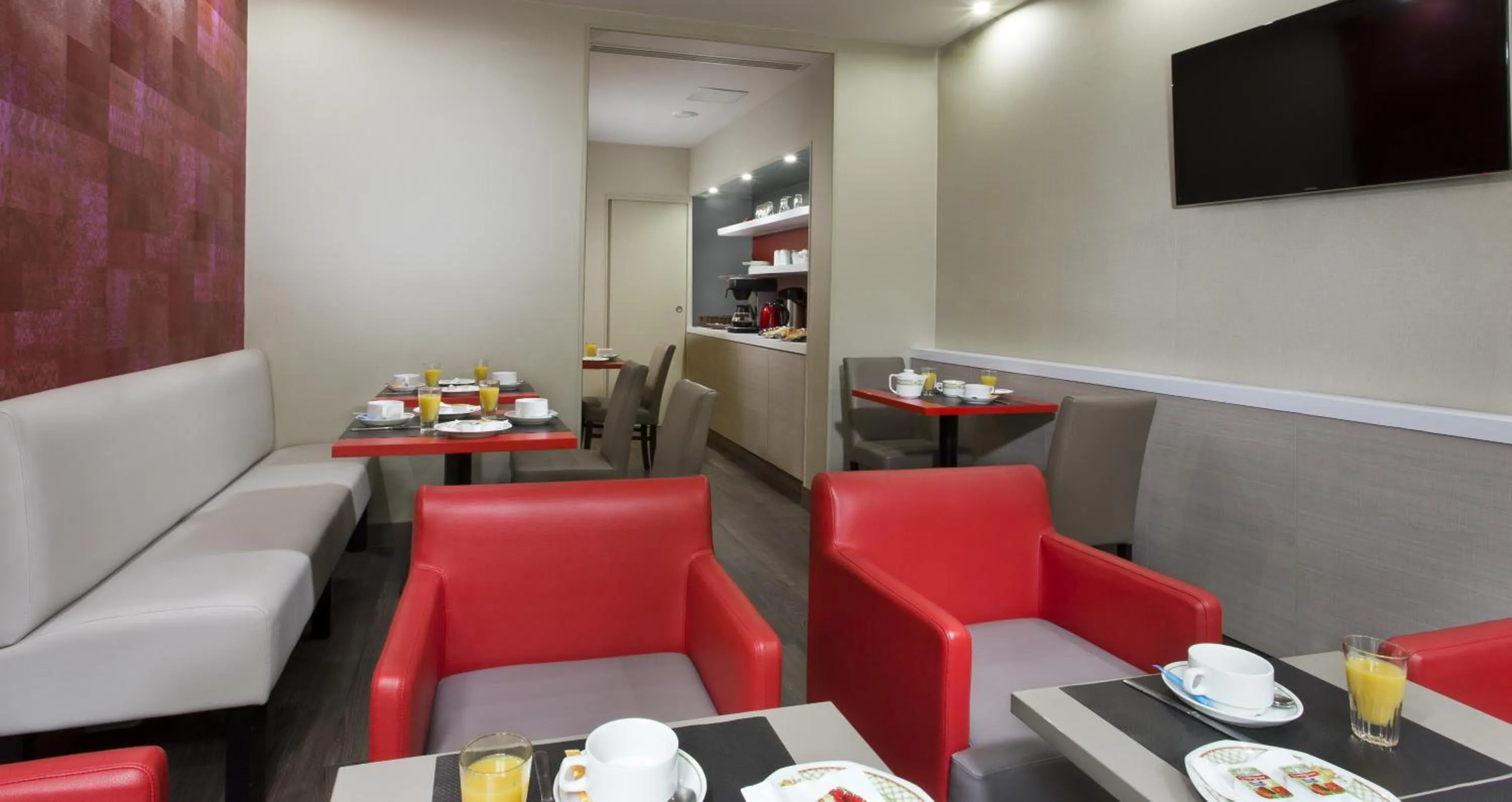 Communal lounge/ TV room in Hôtel des Pavillons