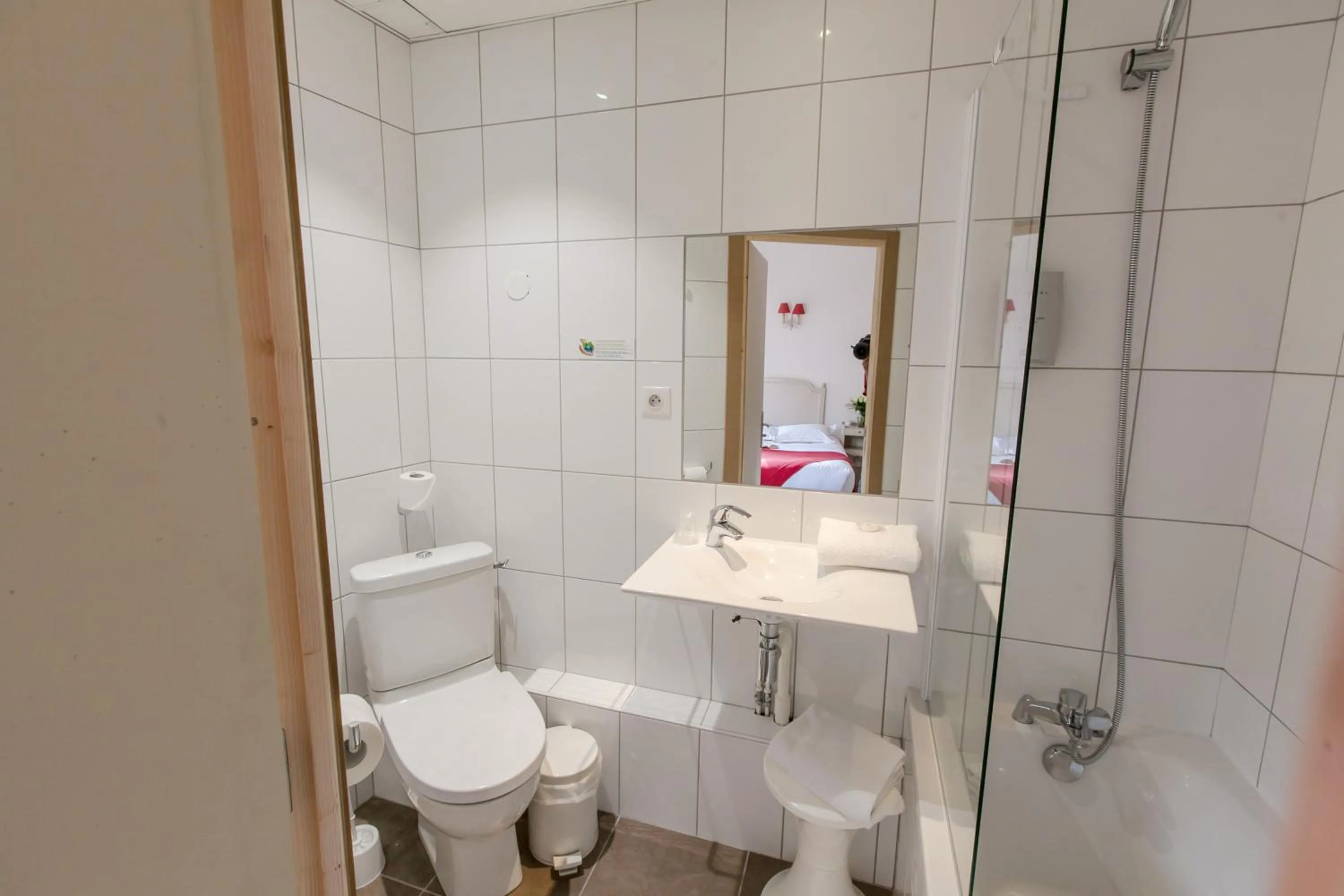 Bathroom in Brit Hotel Bristol Montbéliard Centre