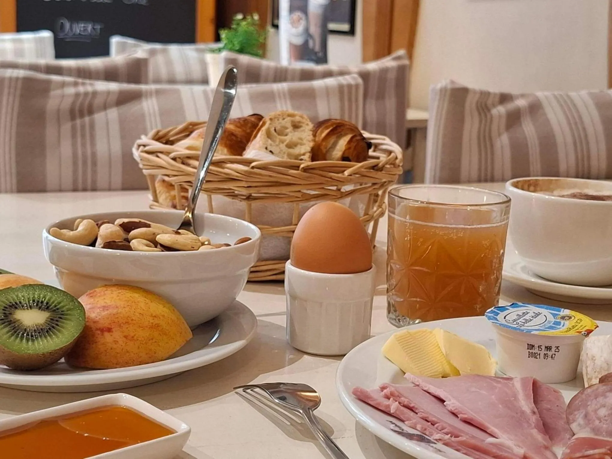 Breakfast in Brit Hotel Bristol Montbéliard Centre