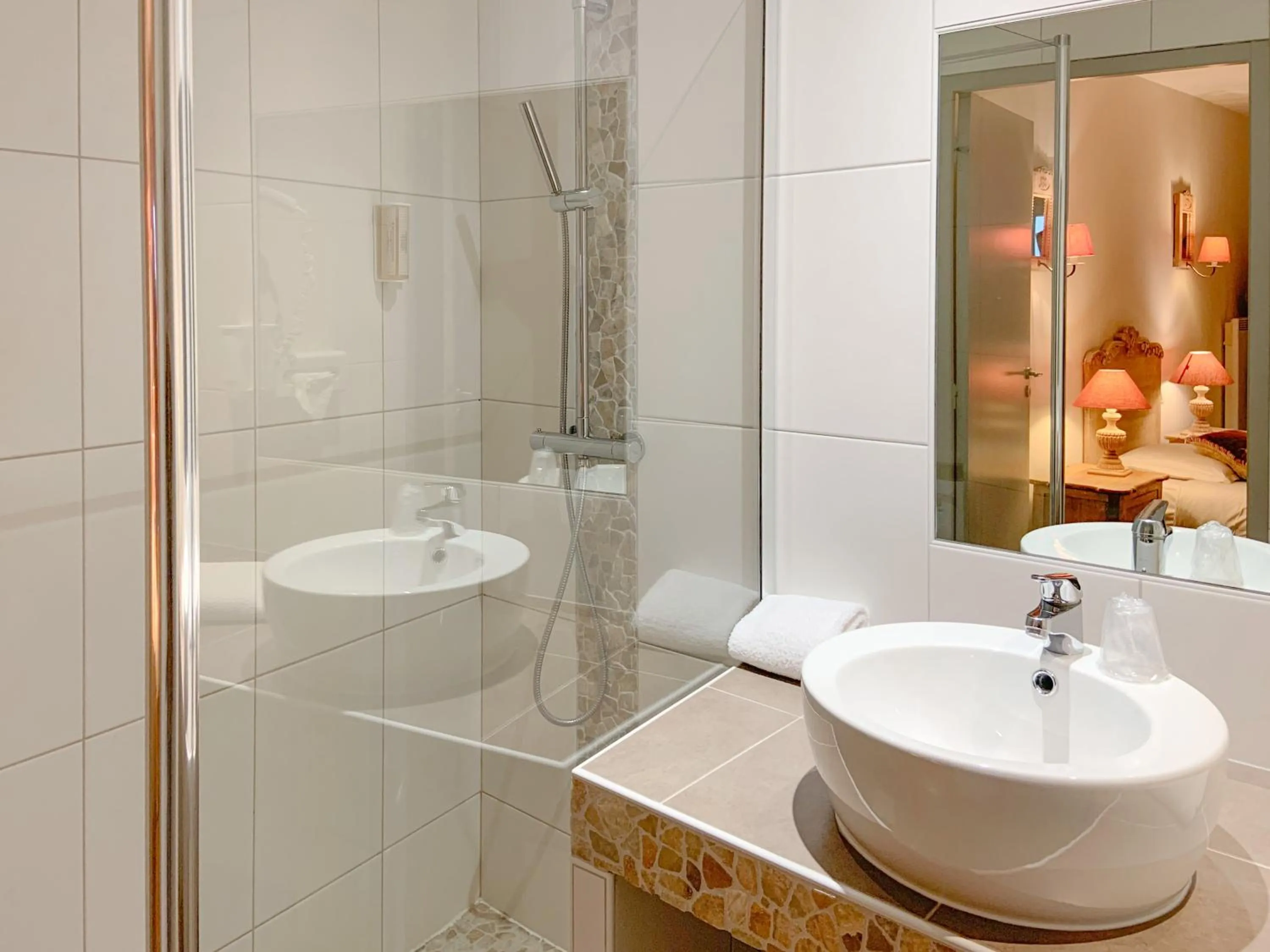 Bathroom in Brit Hotel Bristol Montbéliard Centre