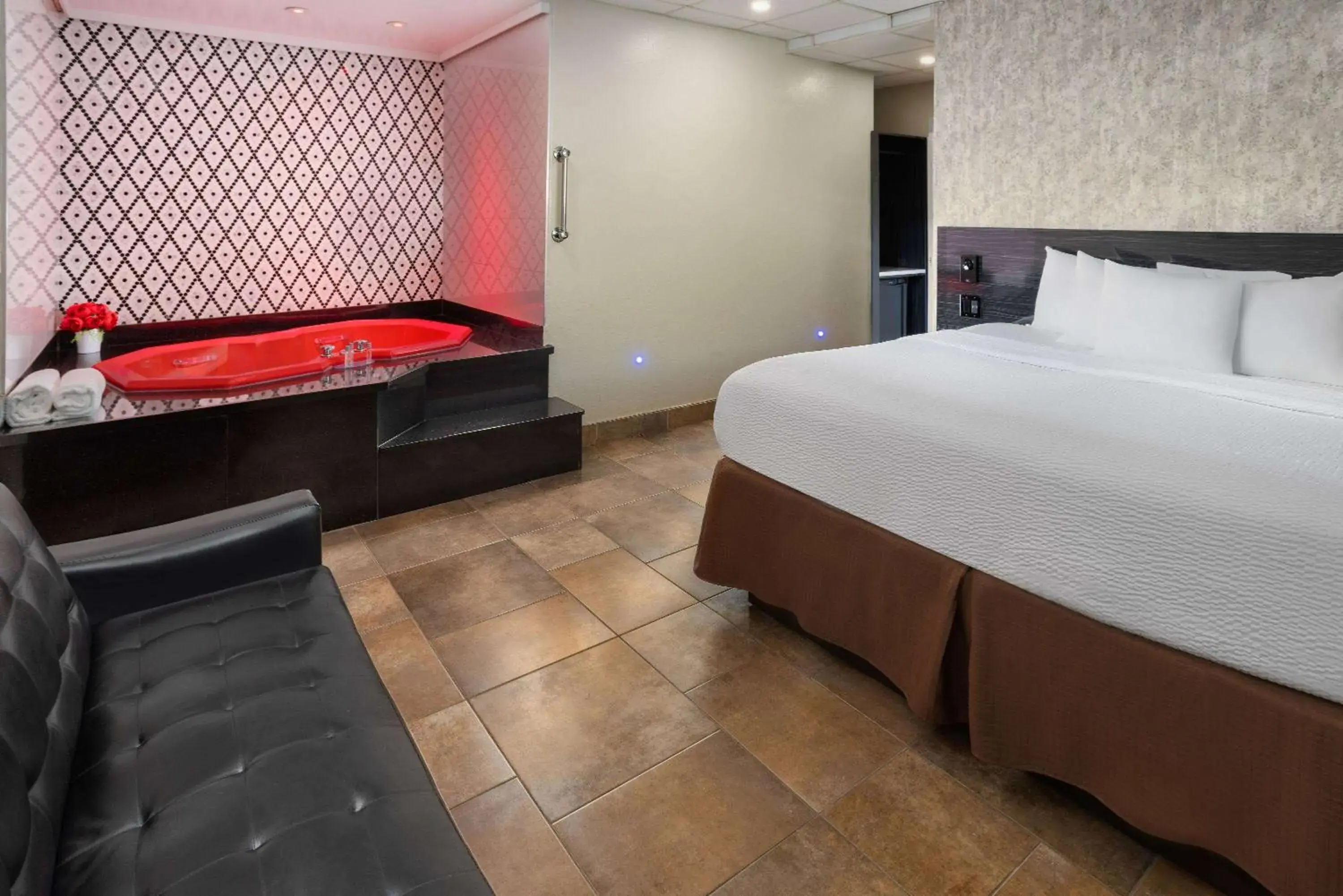 King Suite with Spa Bath in Ramada by Wyndham Bronx King Suite with Spa Bath in Ramada by Wyndham Bronx