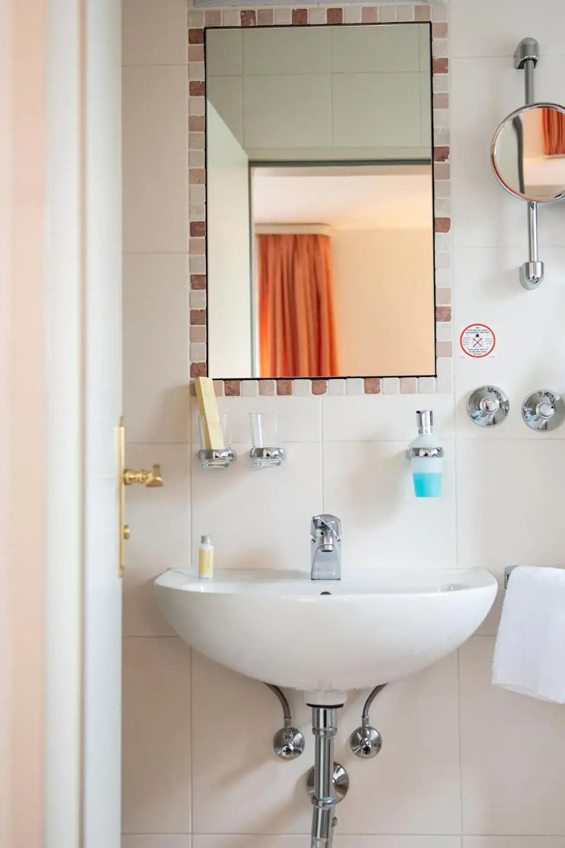 Single Room with Shower in Hotel Angermeier GARNI Single Room with Shower in Hotel Angermeier GARNI