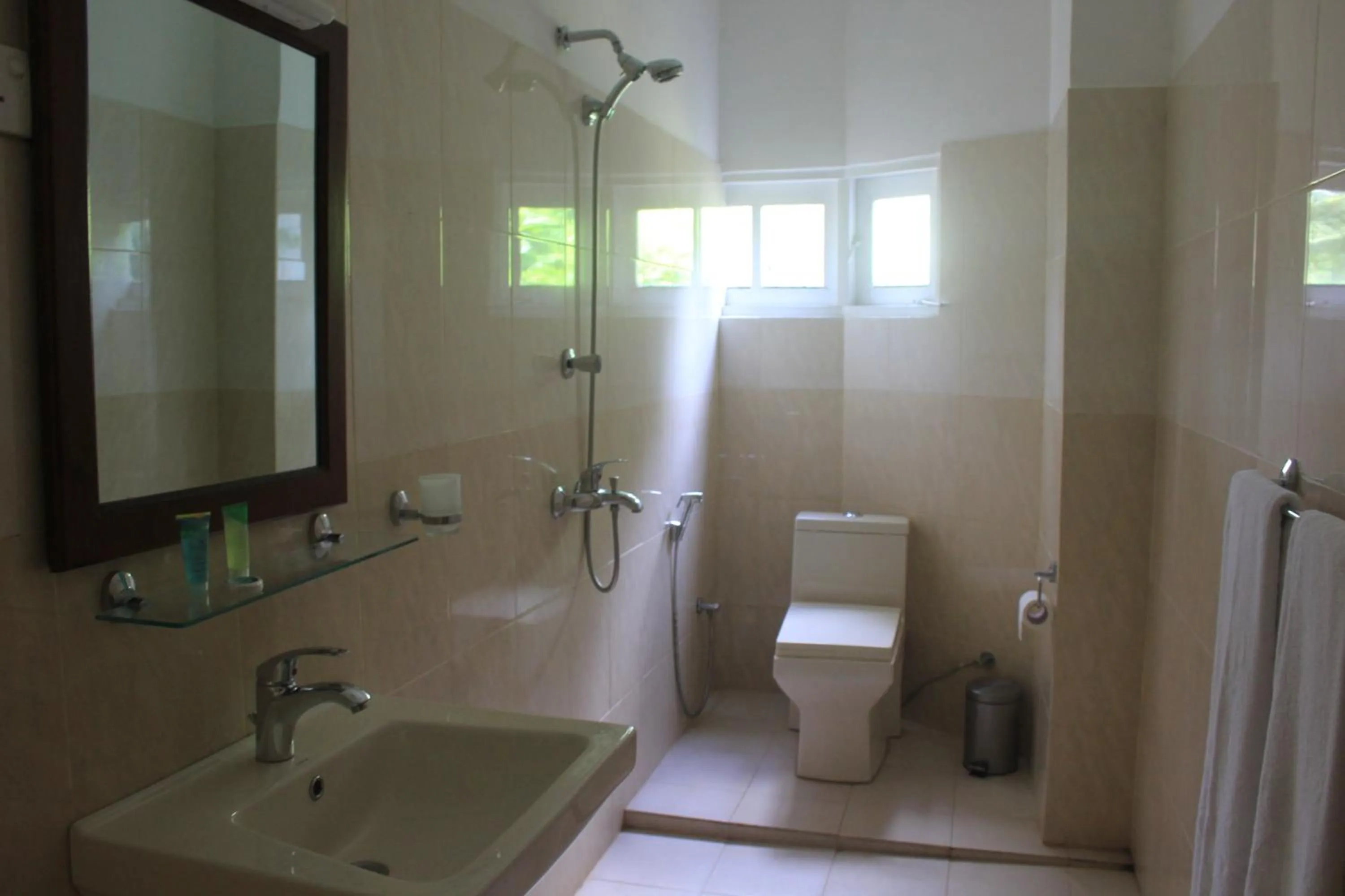 Toilet in Grand 7 Hotel Thalawathugoda