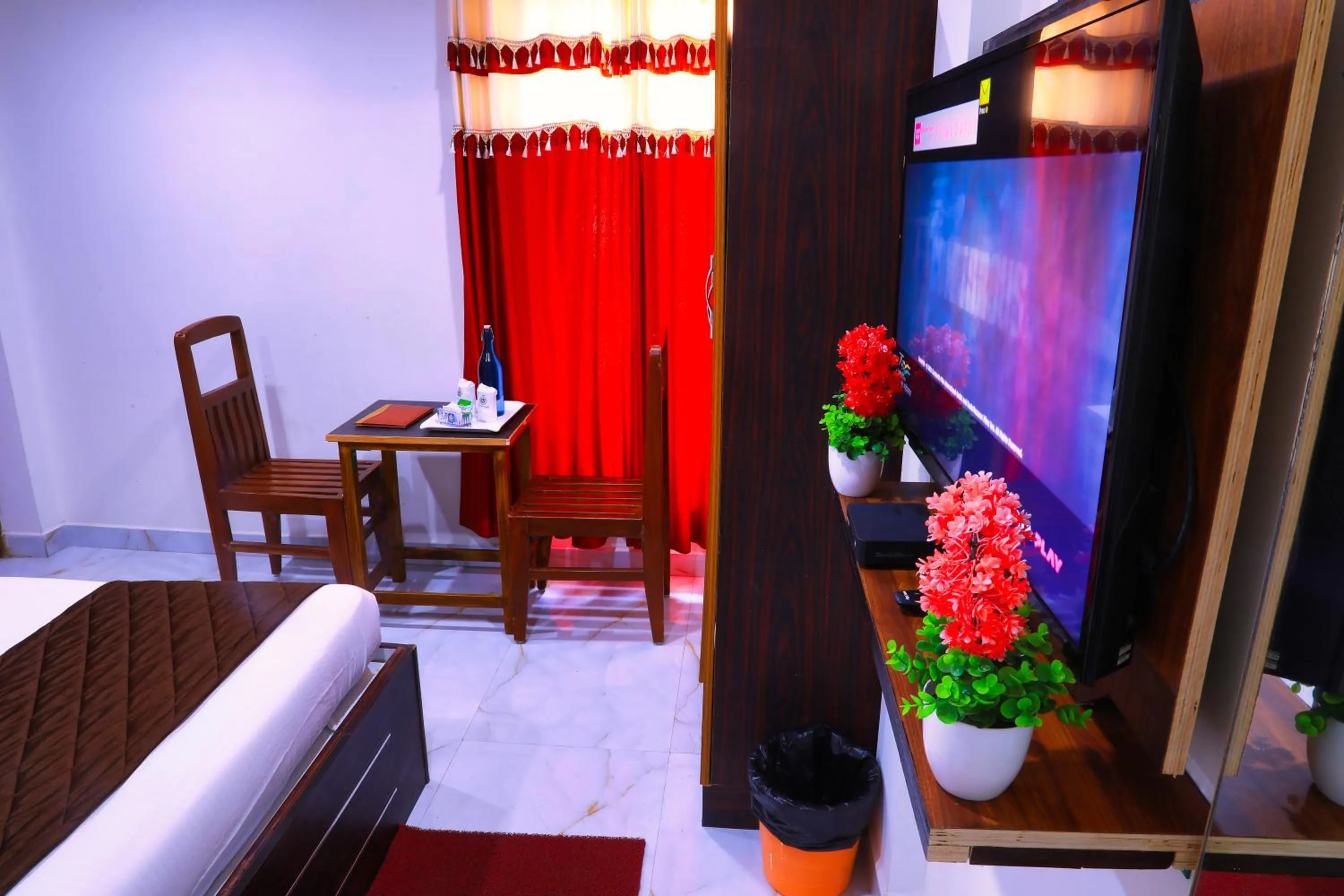 Seating area, Bed in SS Silver Oaks Resort