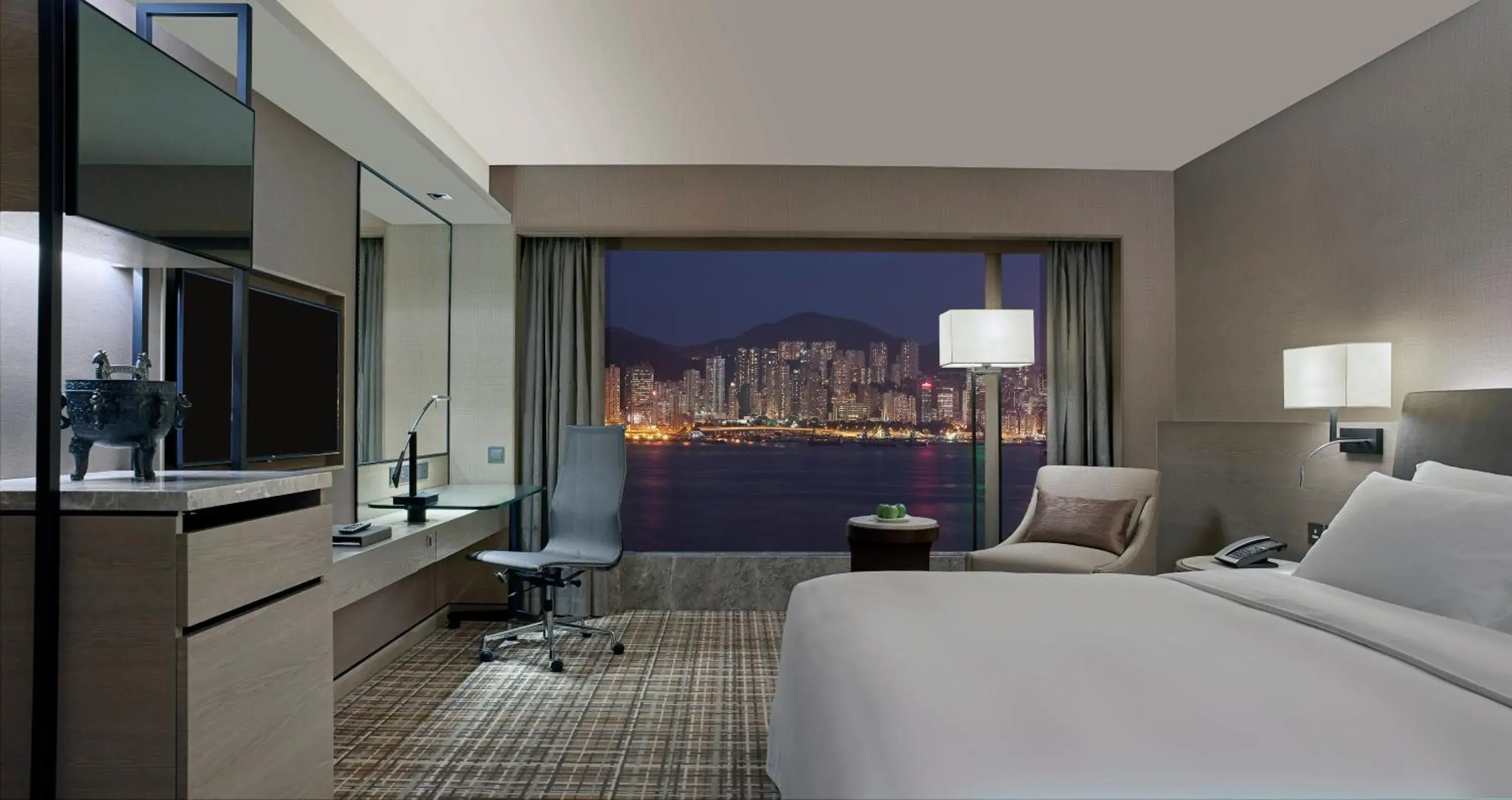Harbor View Room in New World Millennium Hong Kong Hotel Harbor View Room in New World Millennium Hong Kong Hotel