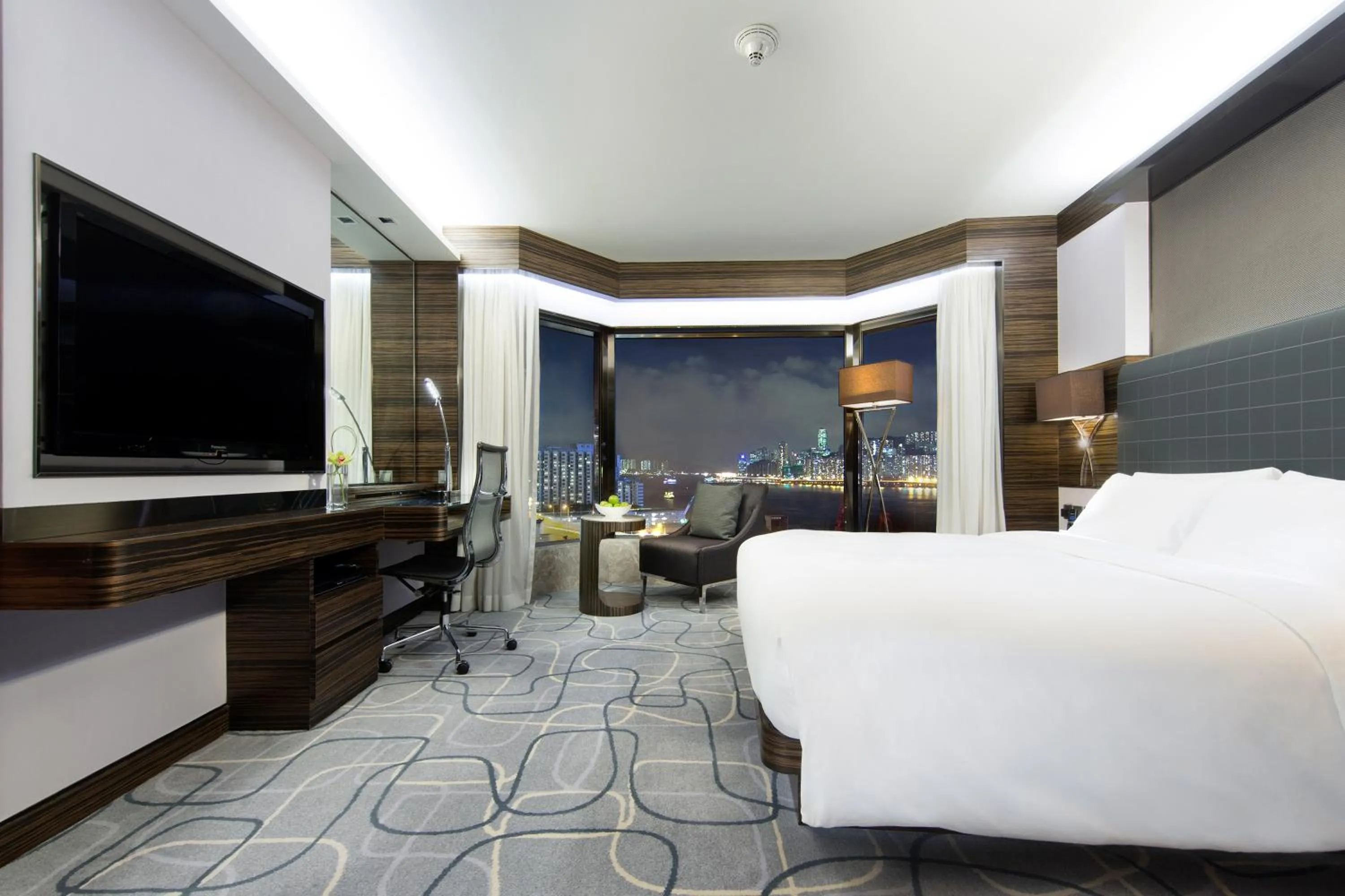 Photo of the whole room, Bed in New World Millennium Hong Kong Hotel
