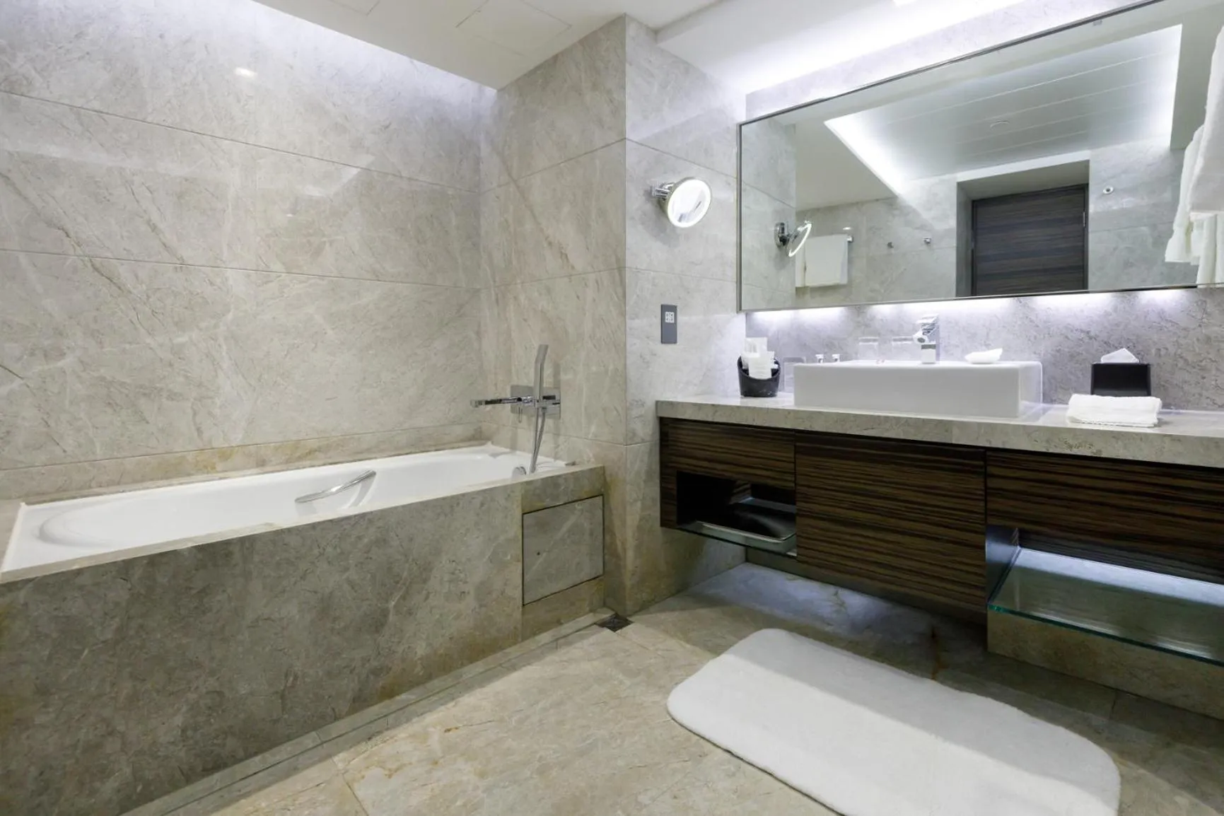 Bathroom in New World Millennium Hong Kong Hotel