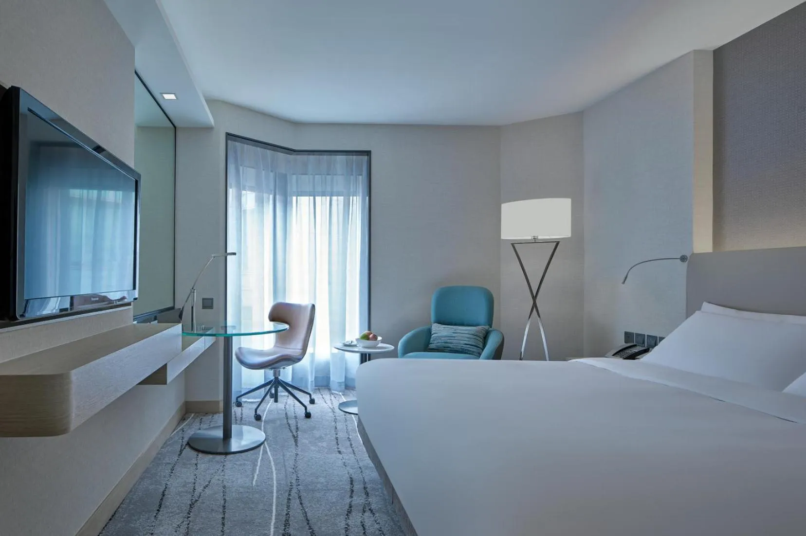 Photo of the whole room, Bed in New World Millennium Hong Kong Hotel