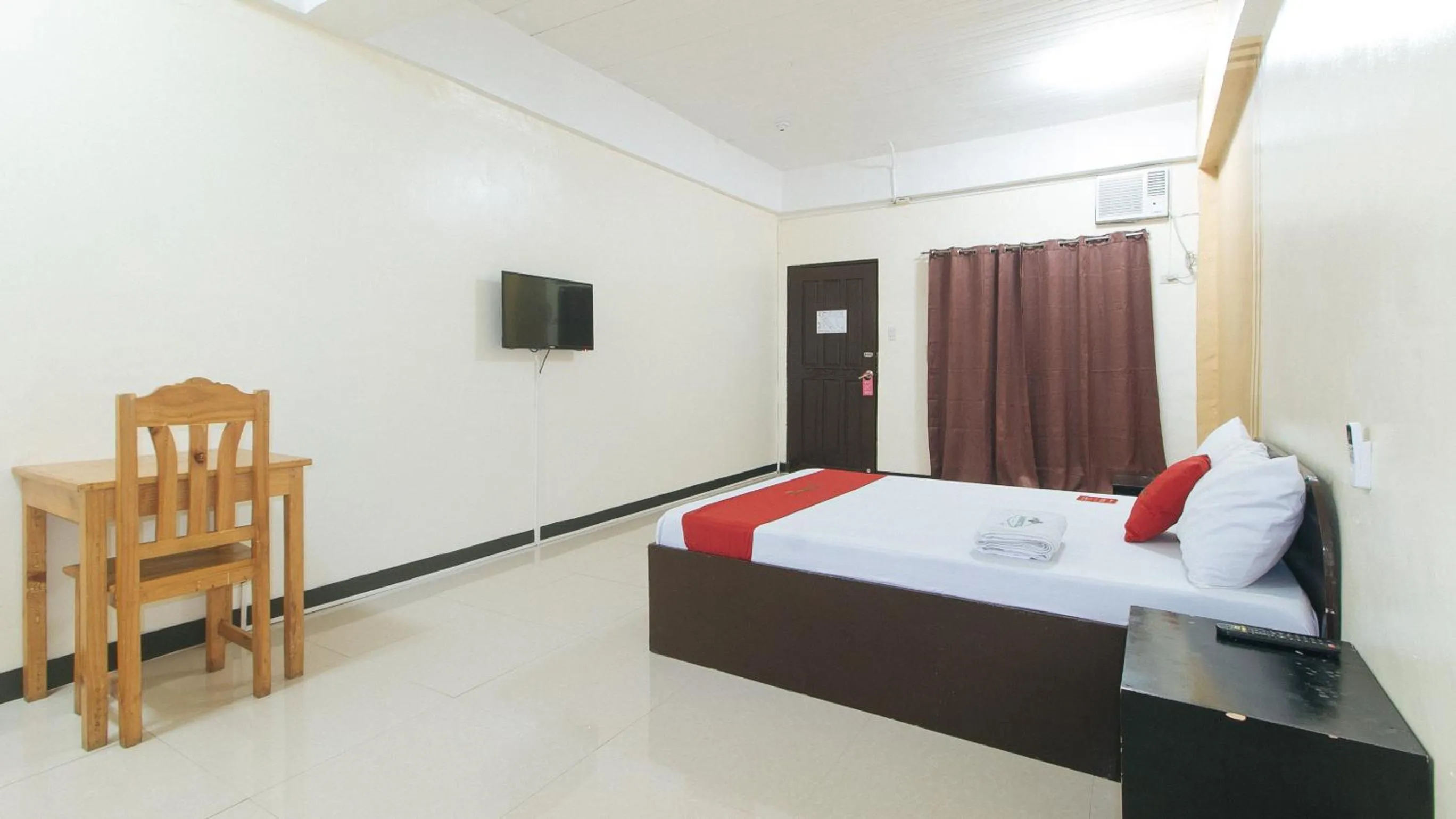 Bed in RedDoorz near SM City Muntinlupa