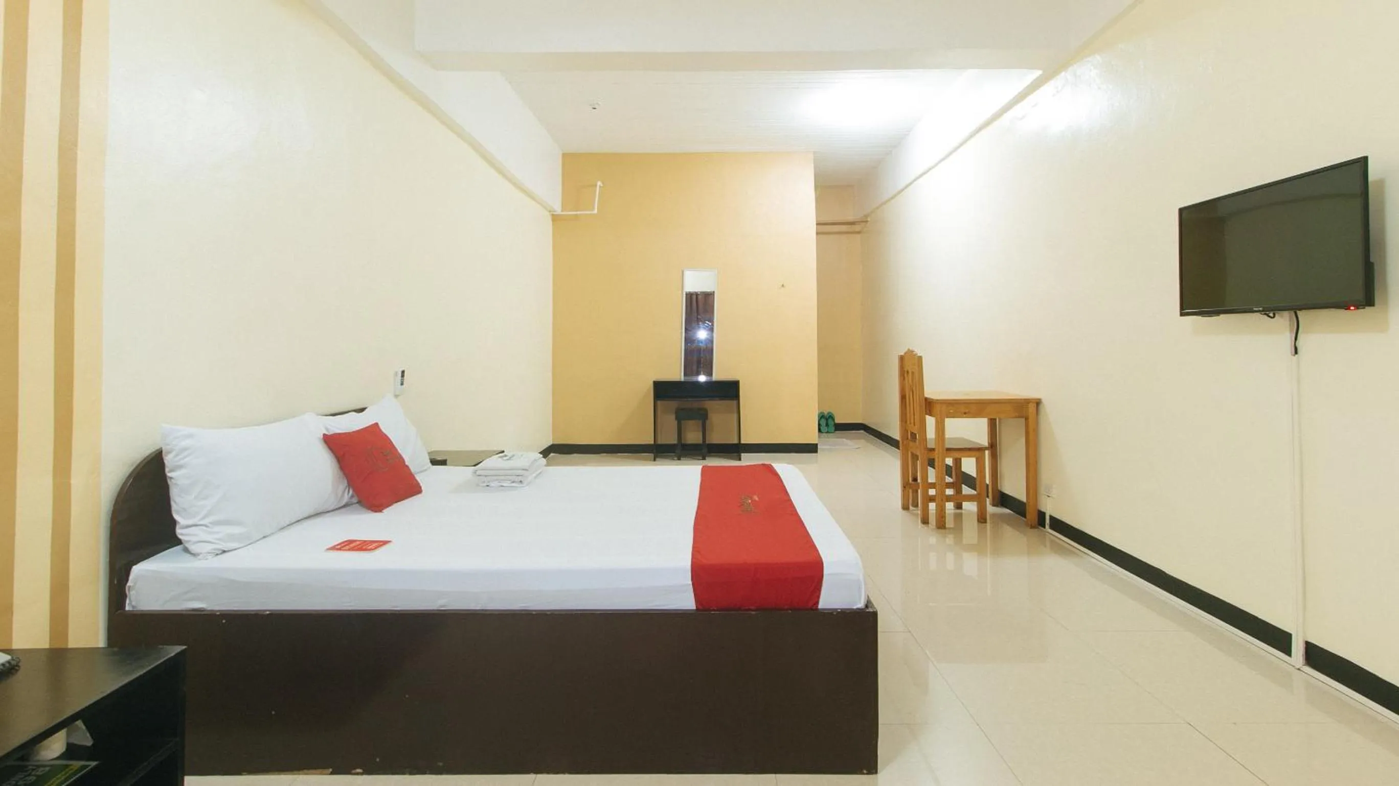 TV and multimedia, Bed in RedDoorz near SM City Muntinlupa