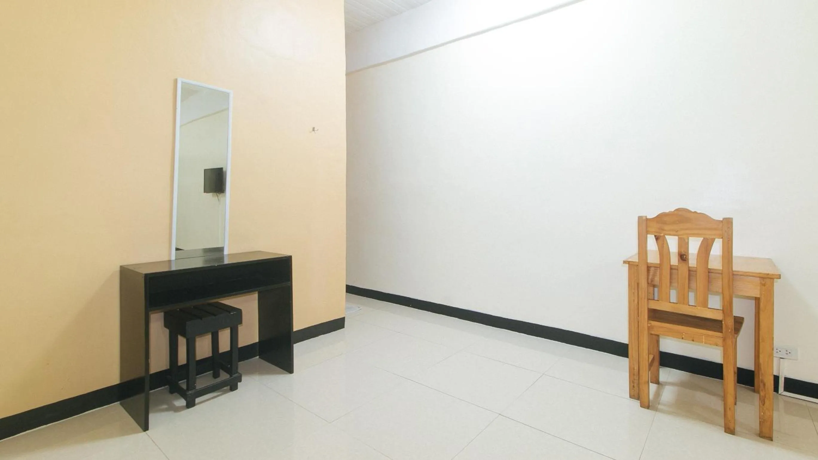 hair dresser in RedDoorz near SM City Muntinlupa