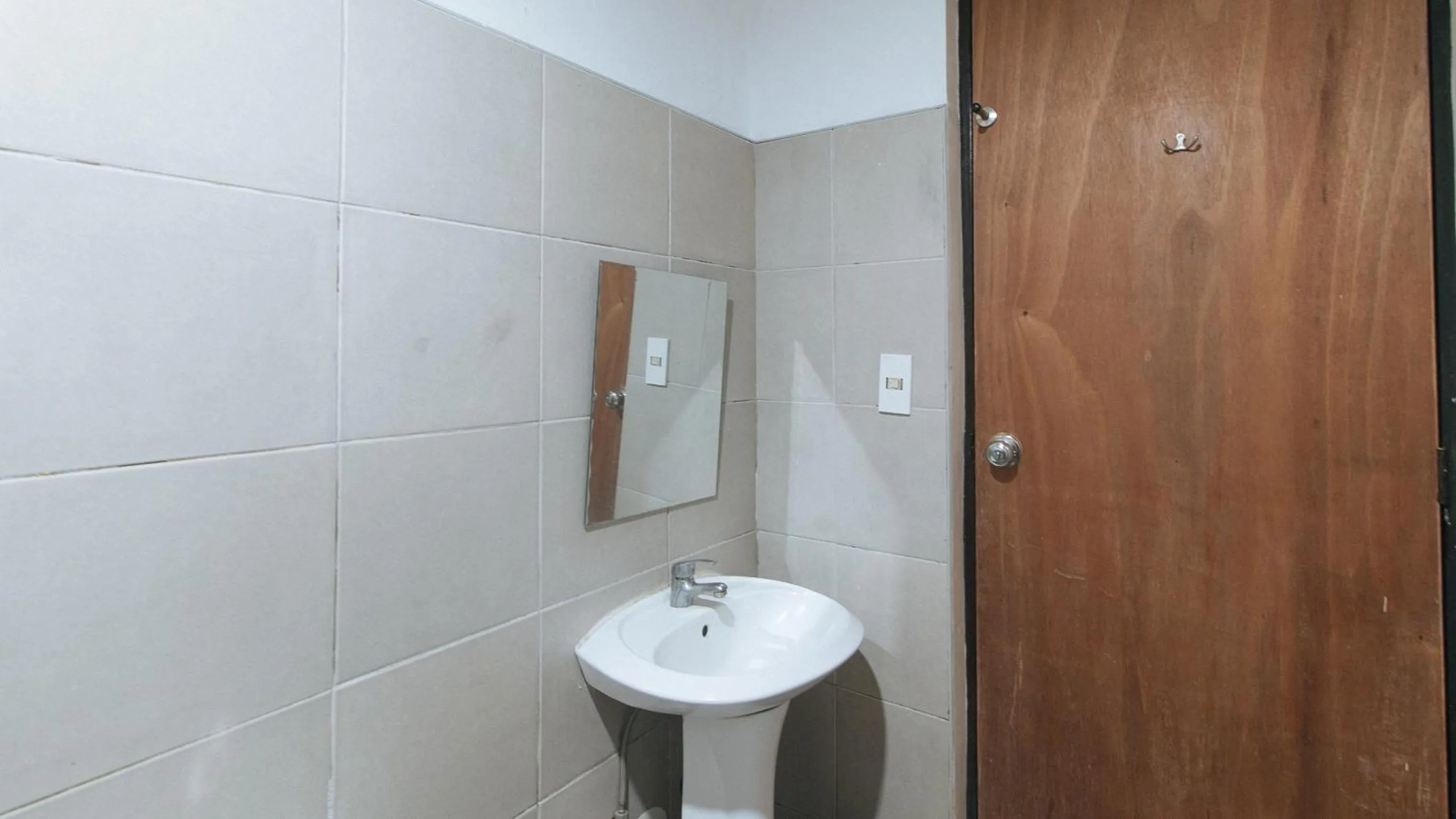 Shower in RedDoorz near SM City Muntinlupa