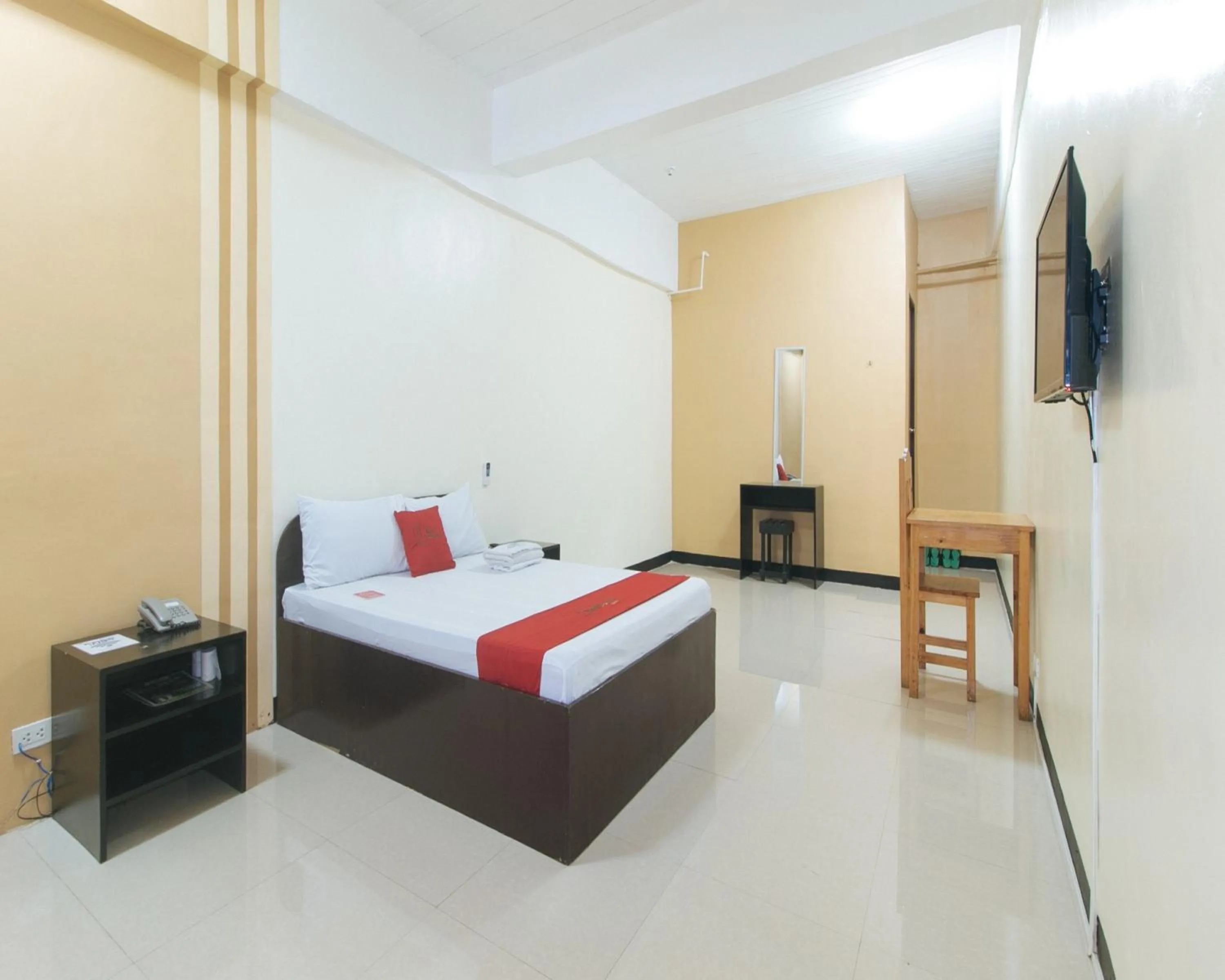 Bed in RedDoorz near SM City Muntinlupa