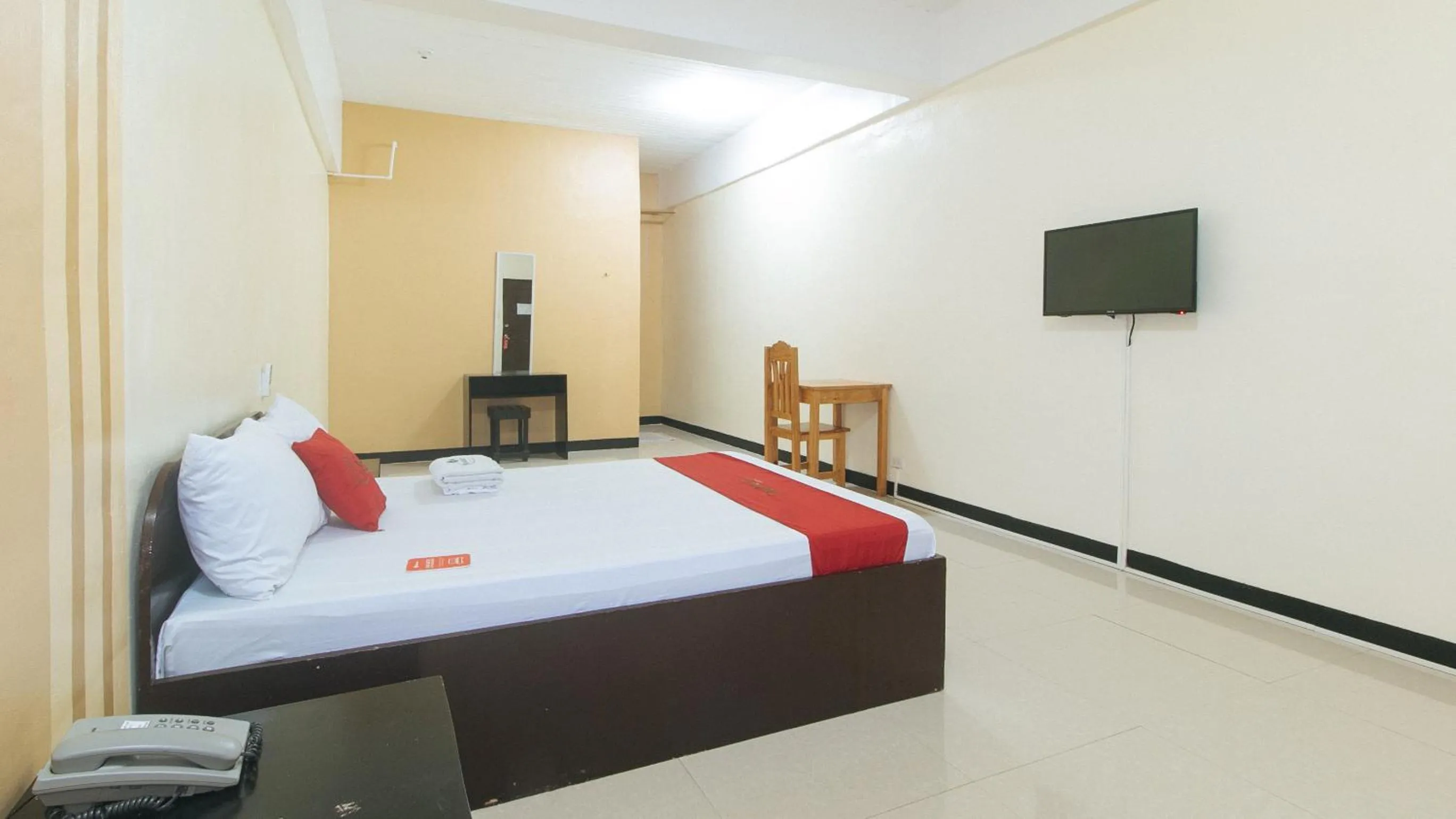 Bed in RedDoorz near SM City Muntinlupa