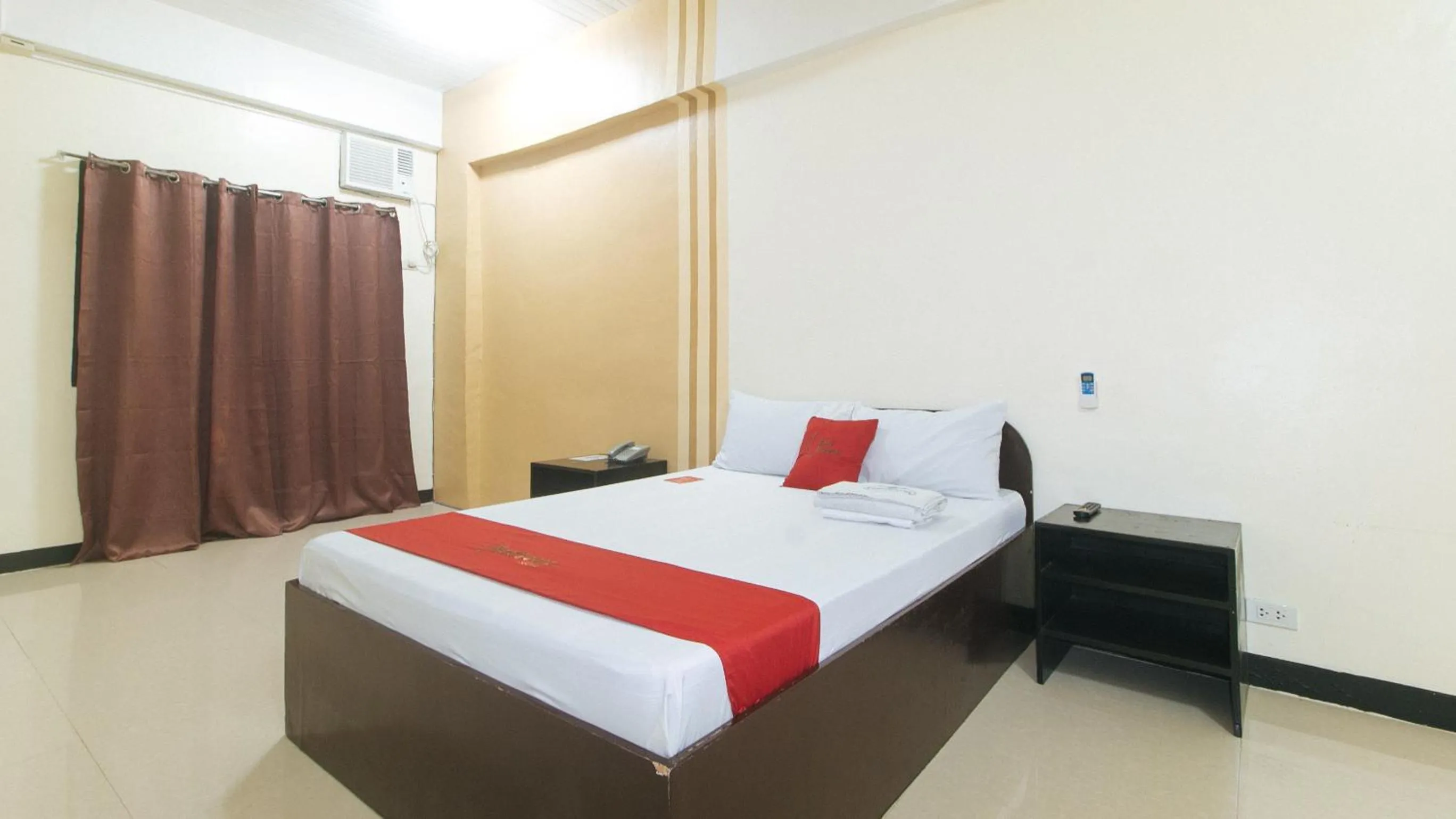 Photo of the whole room, Bed in RedDoorz near SM City Muntinlupa