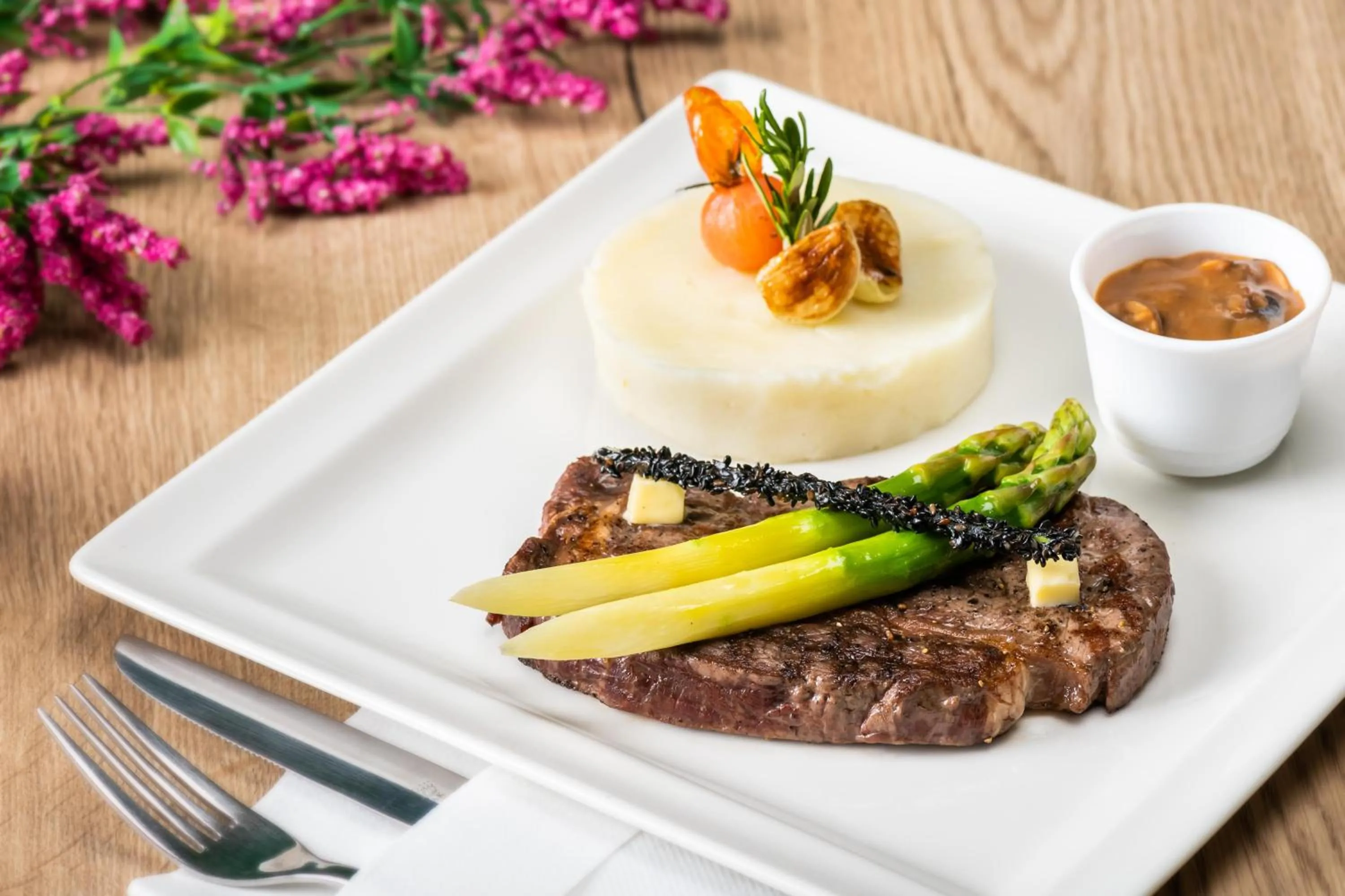 Restaurant/places to eat in JA The Manor Hotel, Dubai