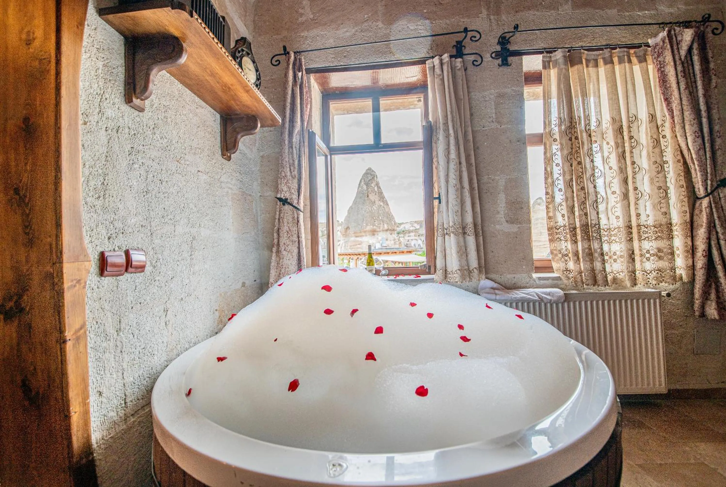 Bath in Chelebi Cave House