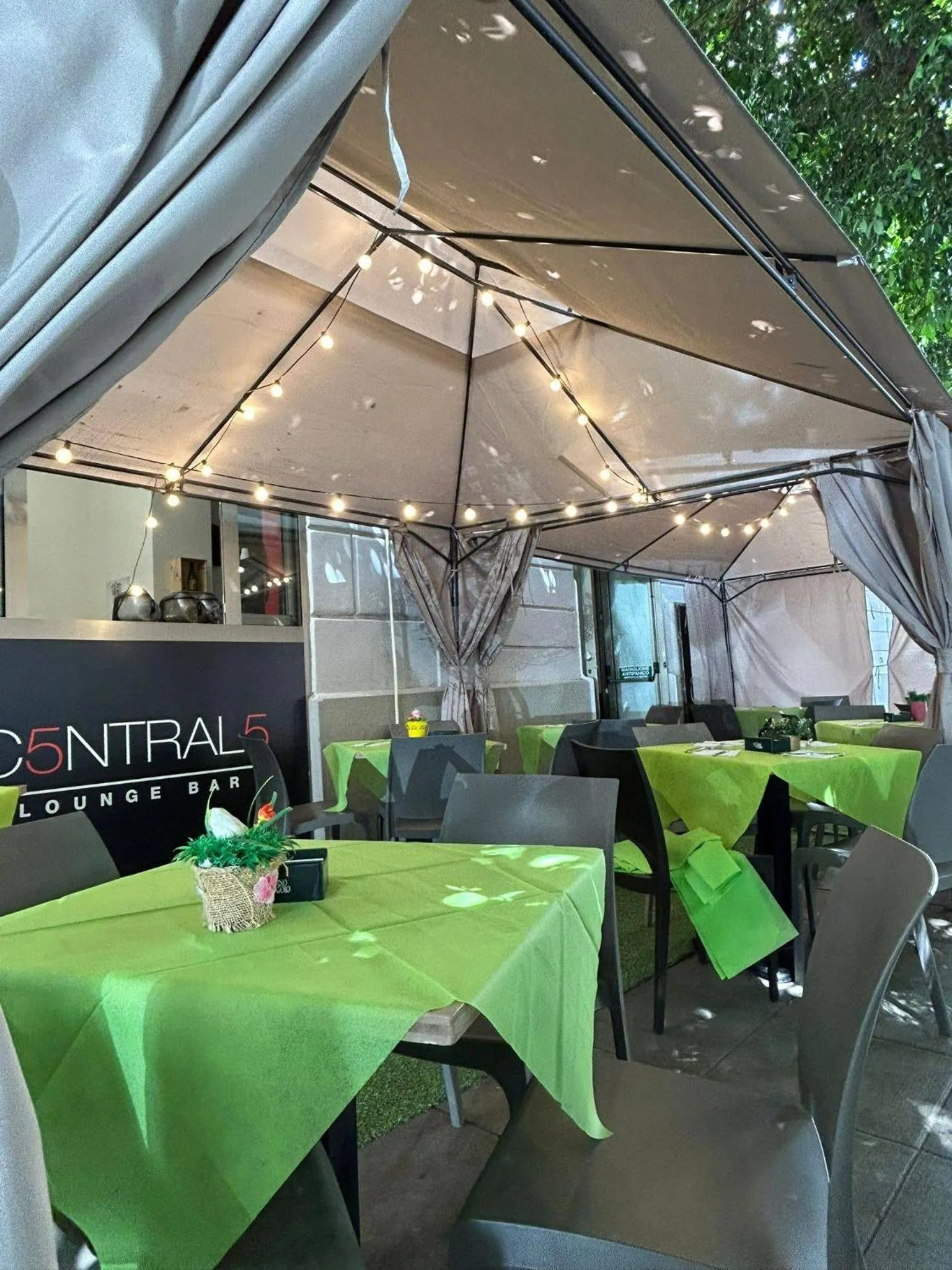 Restaurant/places to eat in 55 Aira Hotel