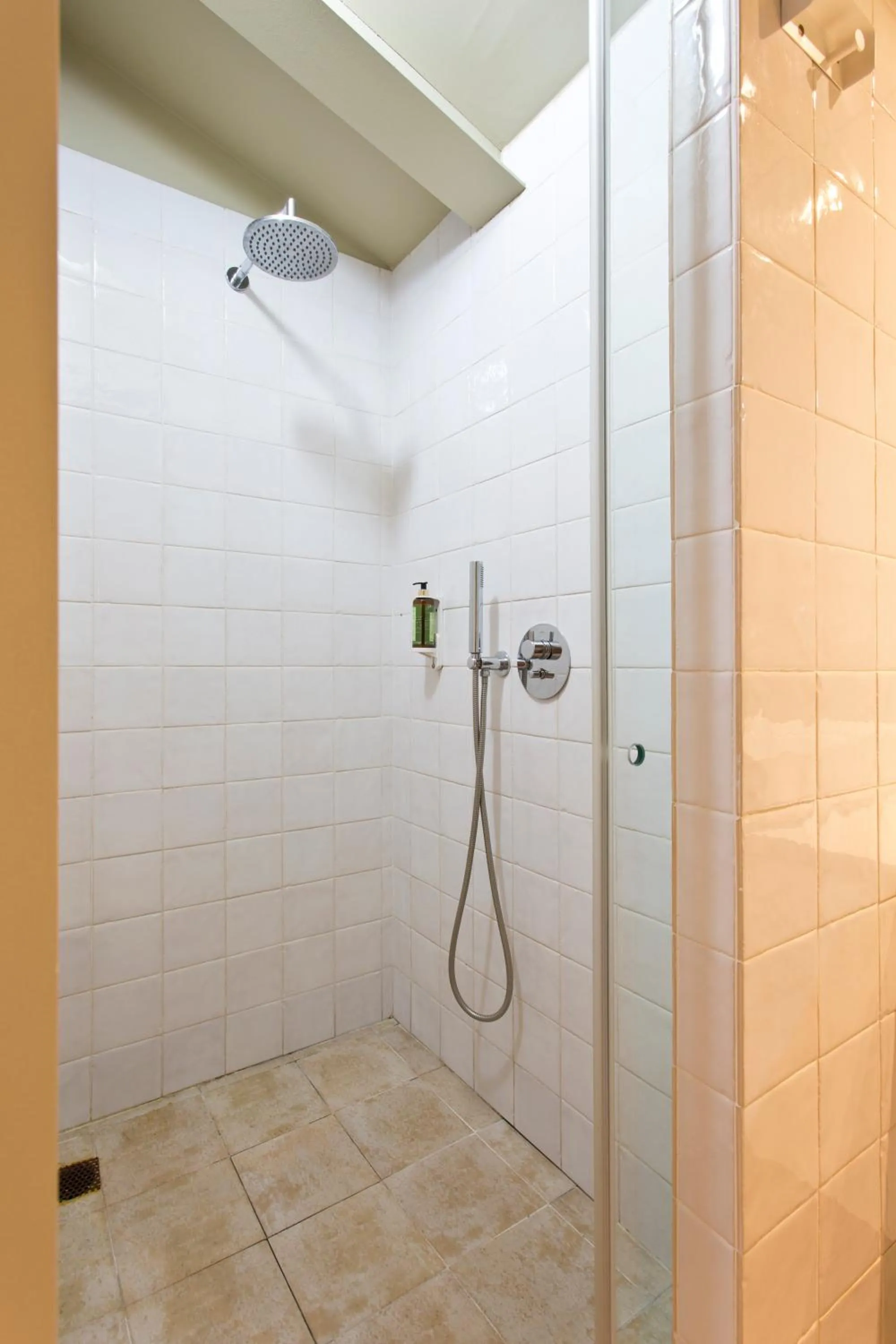 Shower in RVA - Porto Central Flats