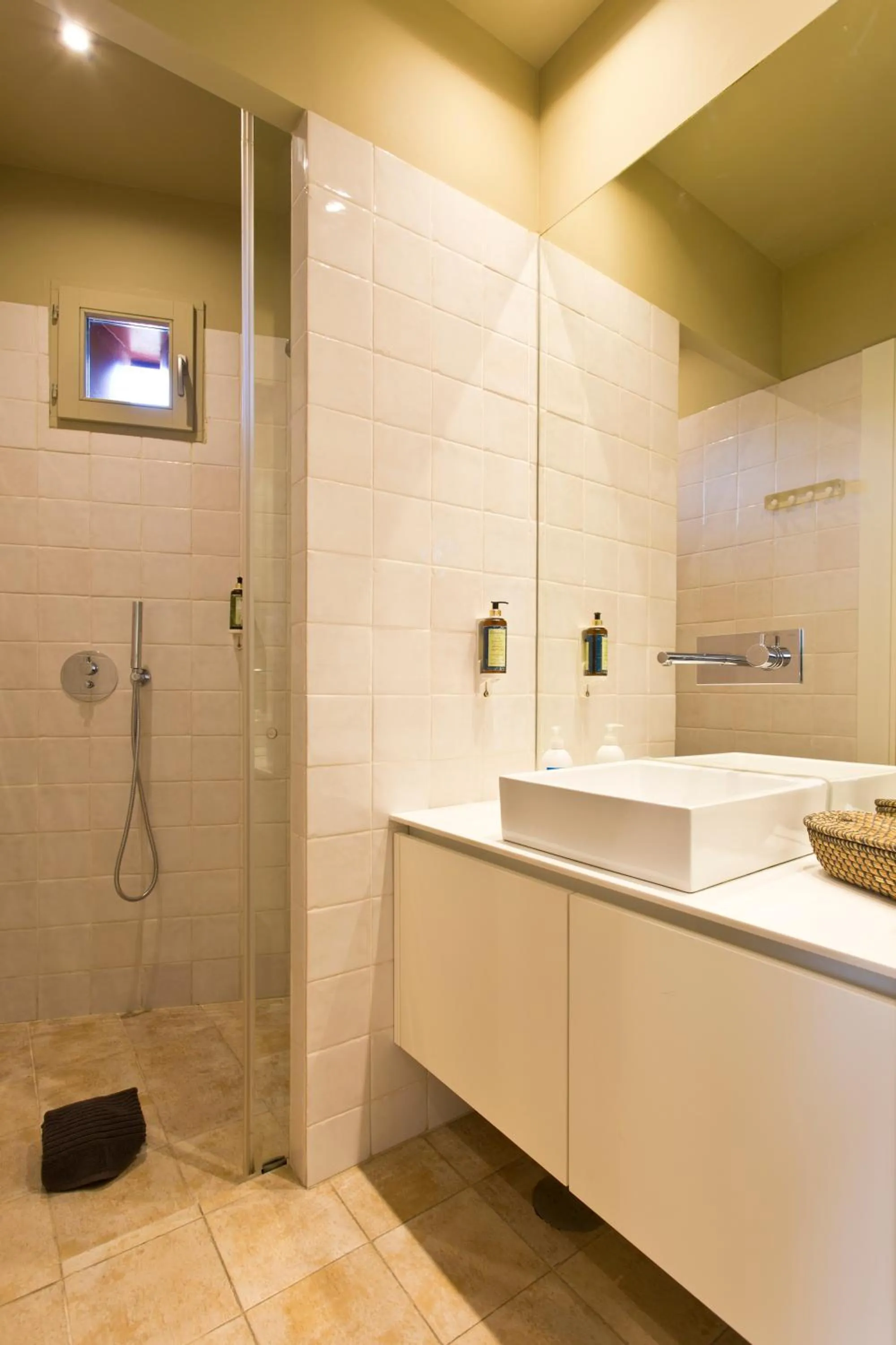 Shower in RVA - Porto Central Flats