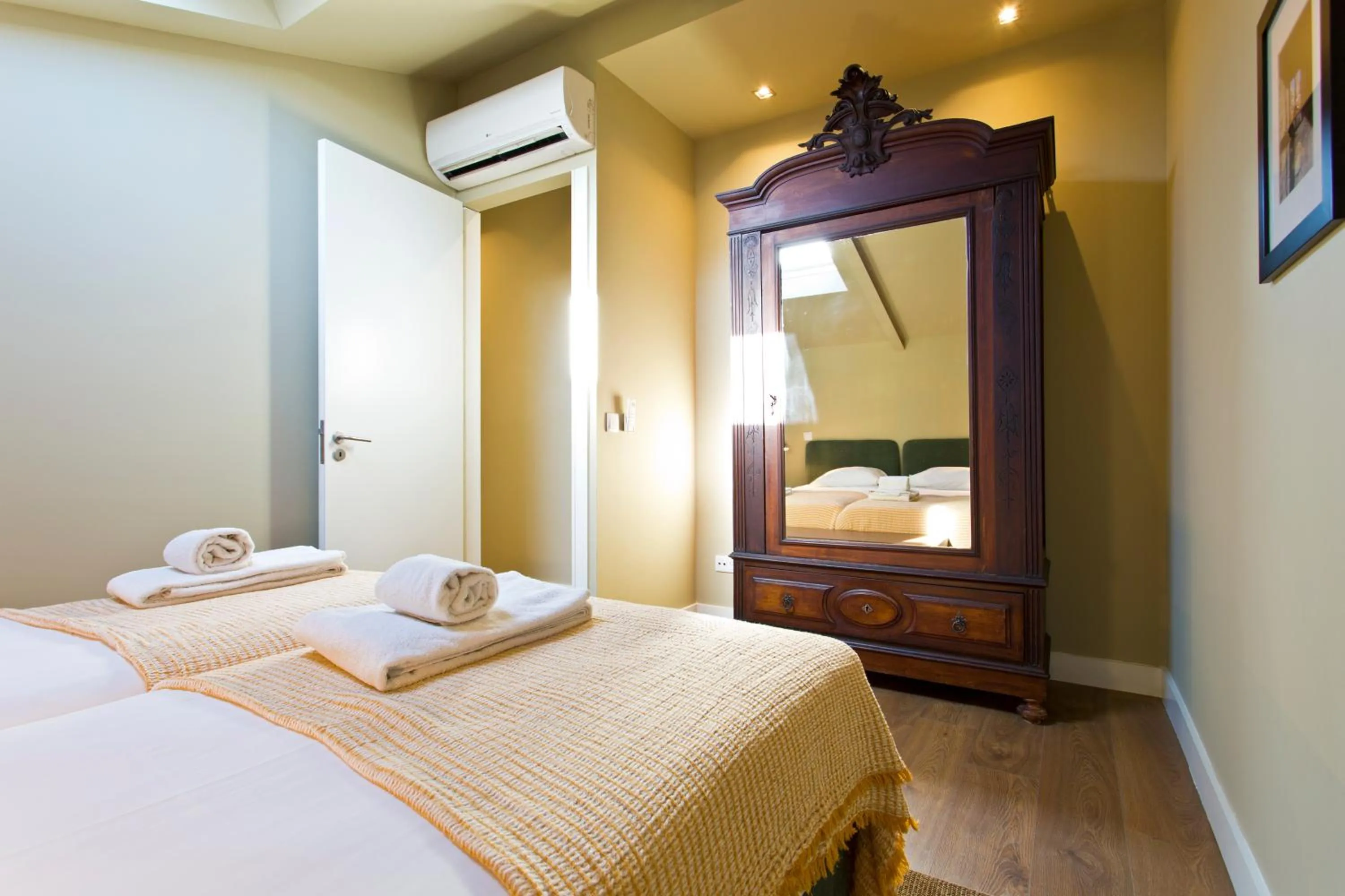 Bedroom, Bed in RVA - Porto Central Flats