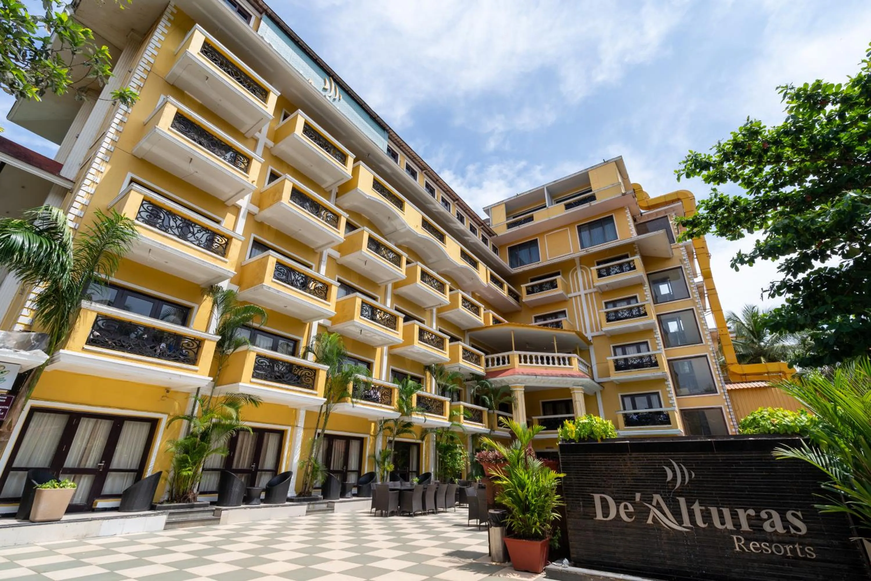 Facade/entrance in De Alturas Resort