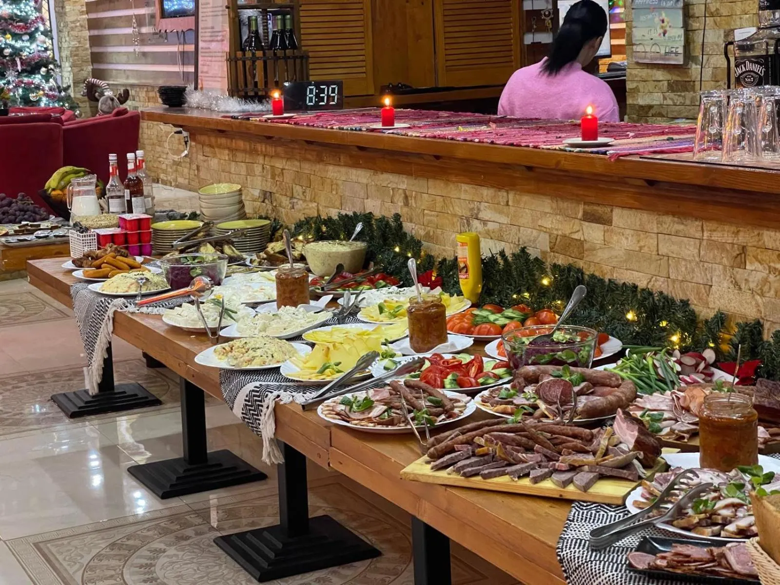 Buffet breakfast in Cabana Sura Getilor Arinis