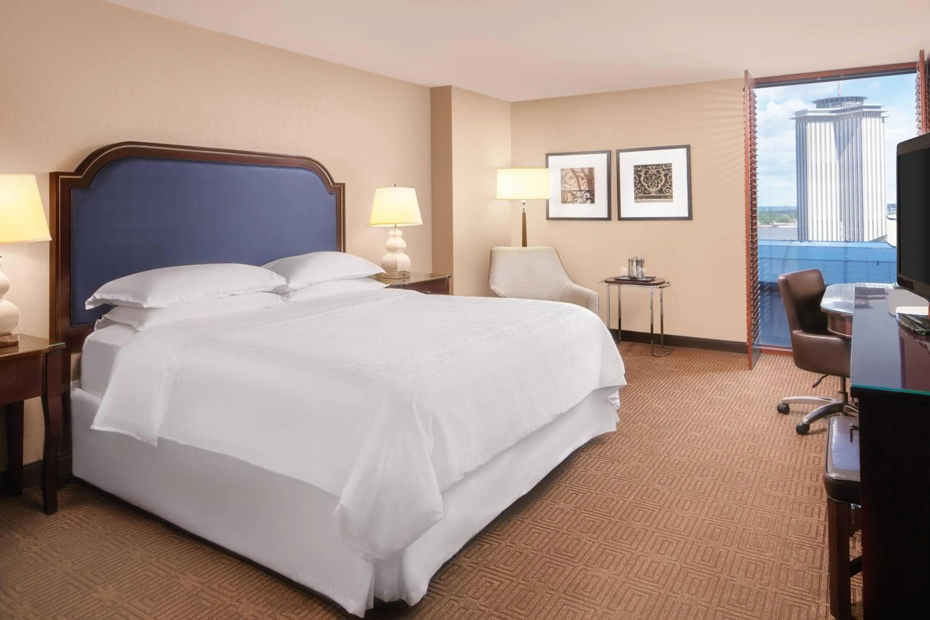 Photo of the whole room, Bed in Sheraton New Orleans Hotel