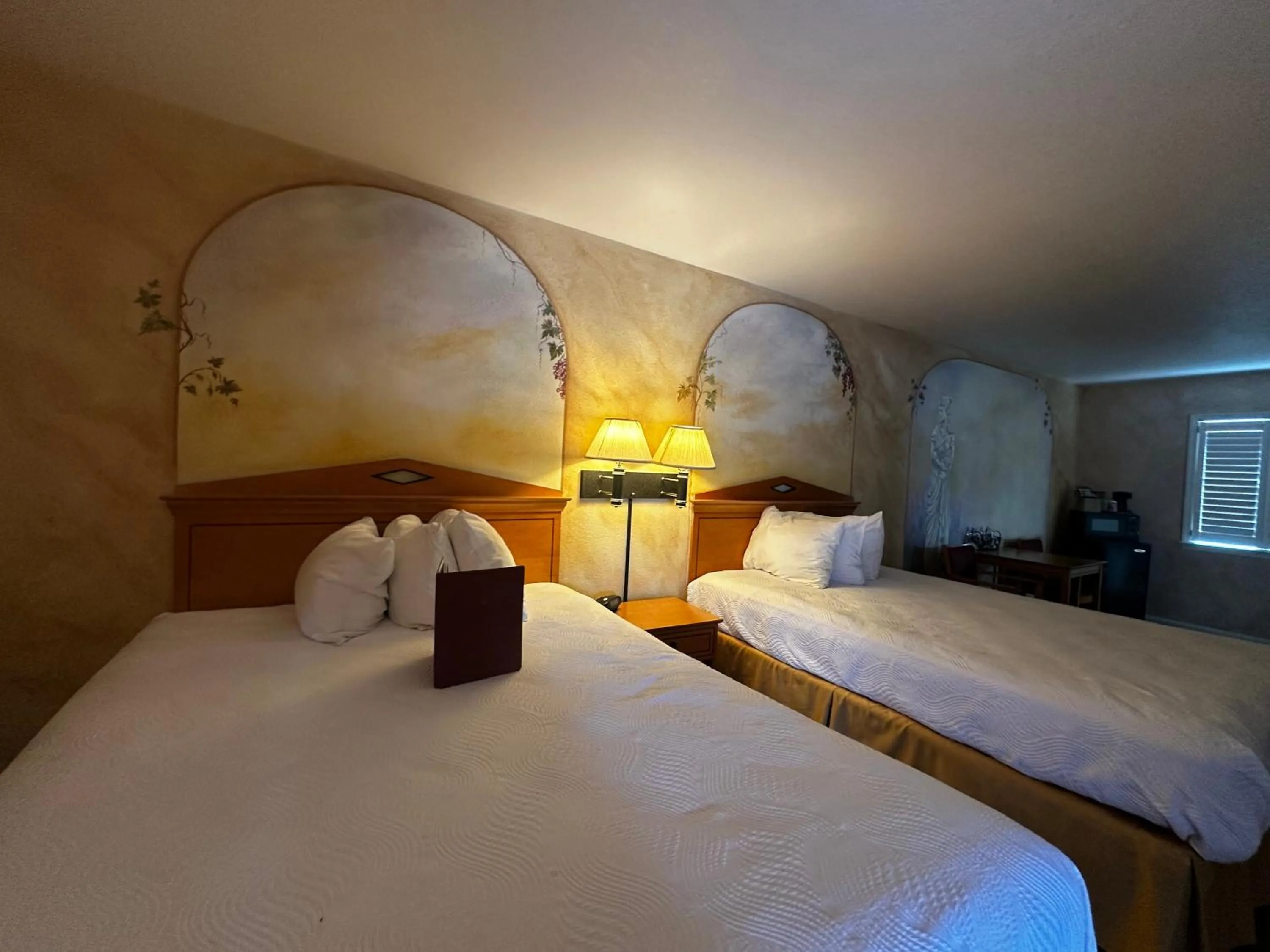 Photo of the whole room, Bed in Chardonnay Lodge