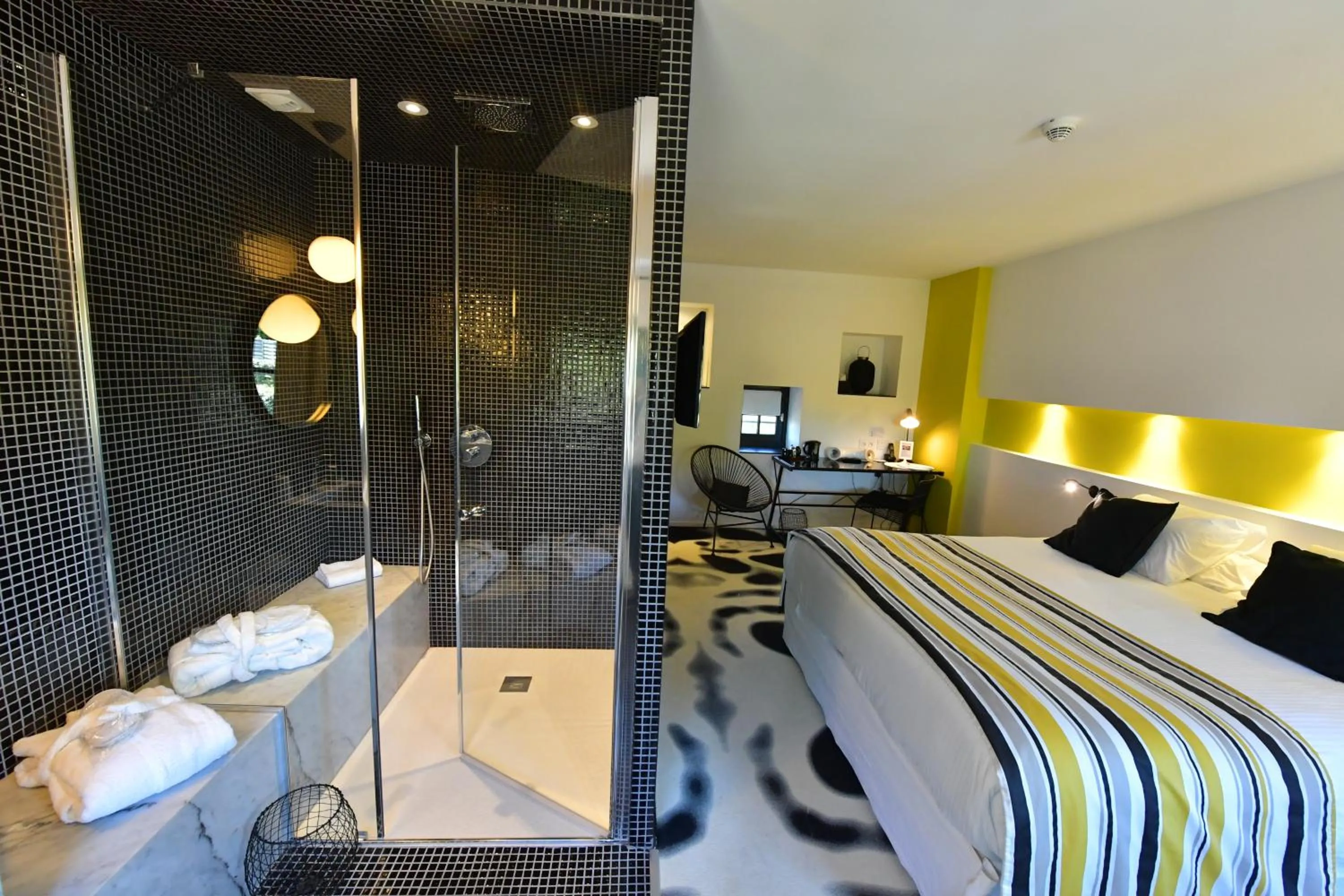 Bathroom, Bed in Hotel Pont Levis - Franck Putelat