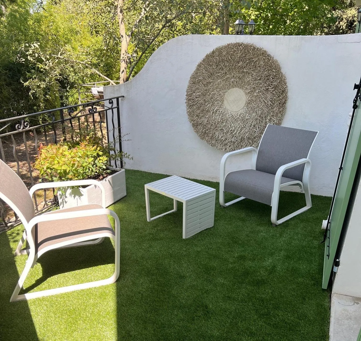 Patio in Logis Hotel Le Blason de Provence