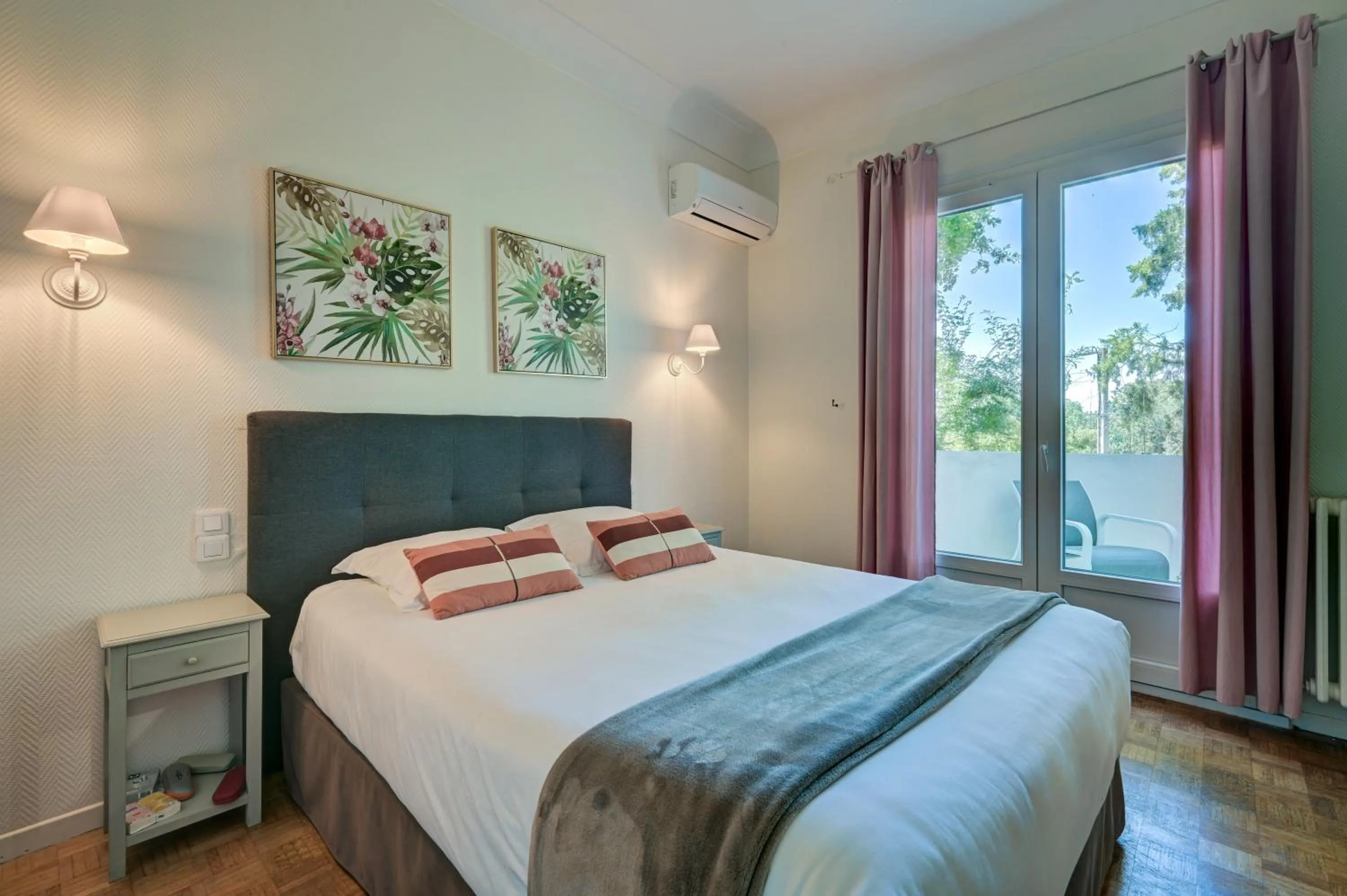 Photo of the whole room, Bed in Logis Hotel Le Blason de Provence