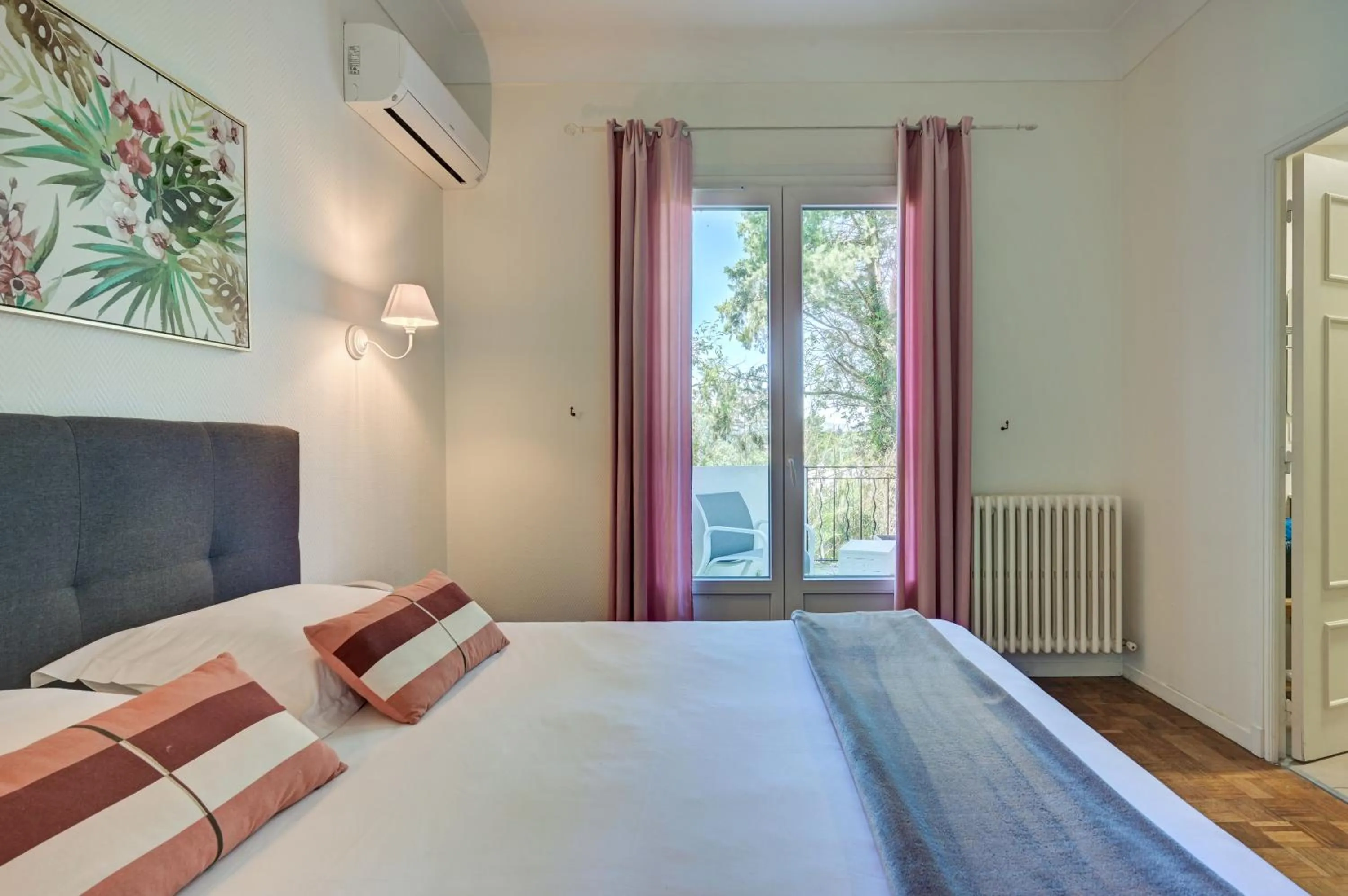 Bed in Logis Hotel Le Blason de Provence