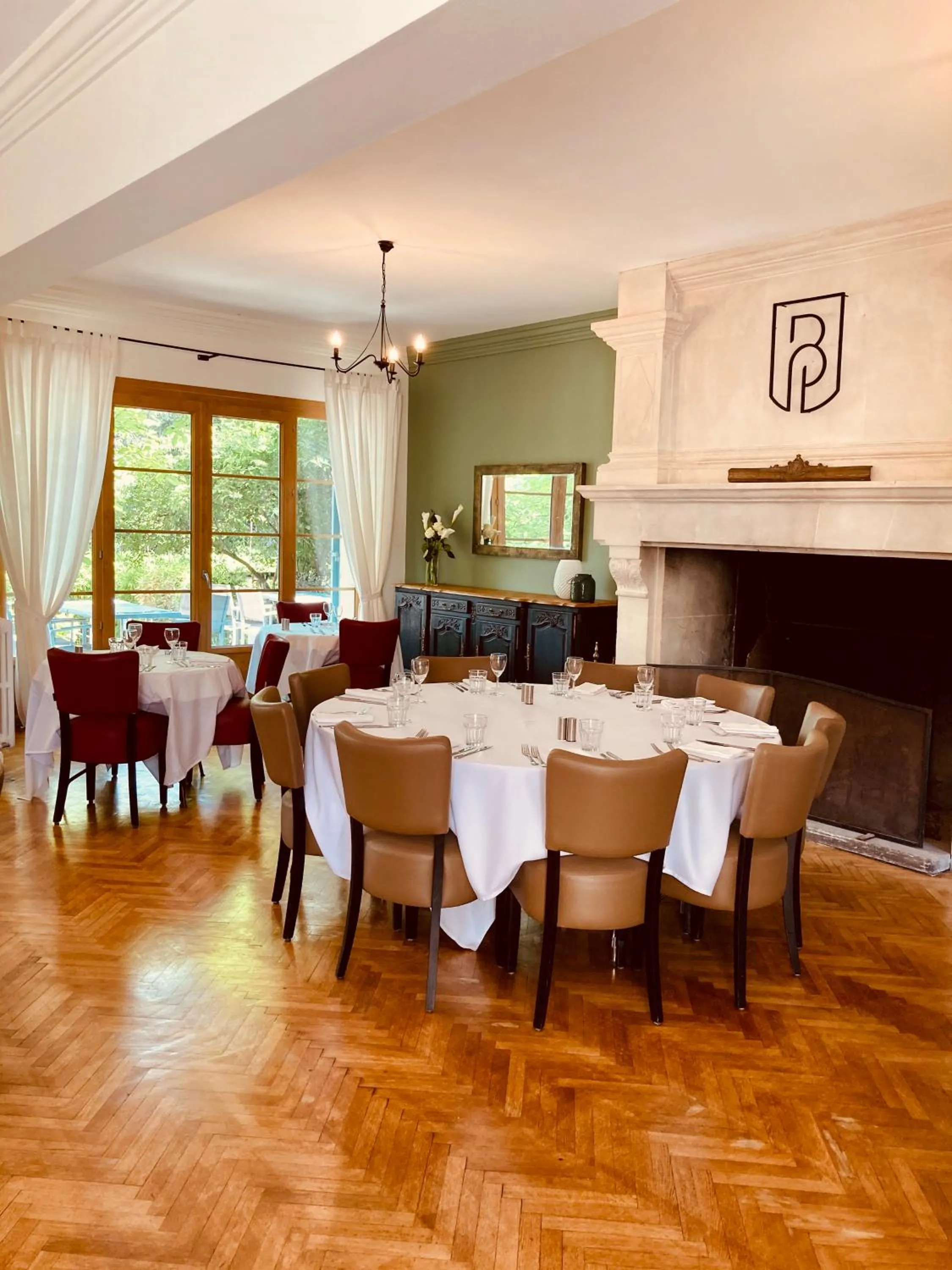 Meals in Logis Hotel Le Blason de Provence